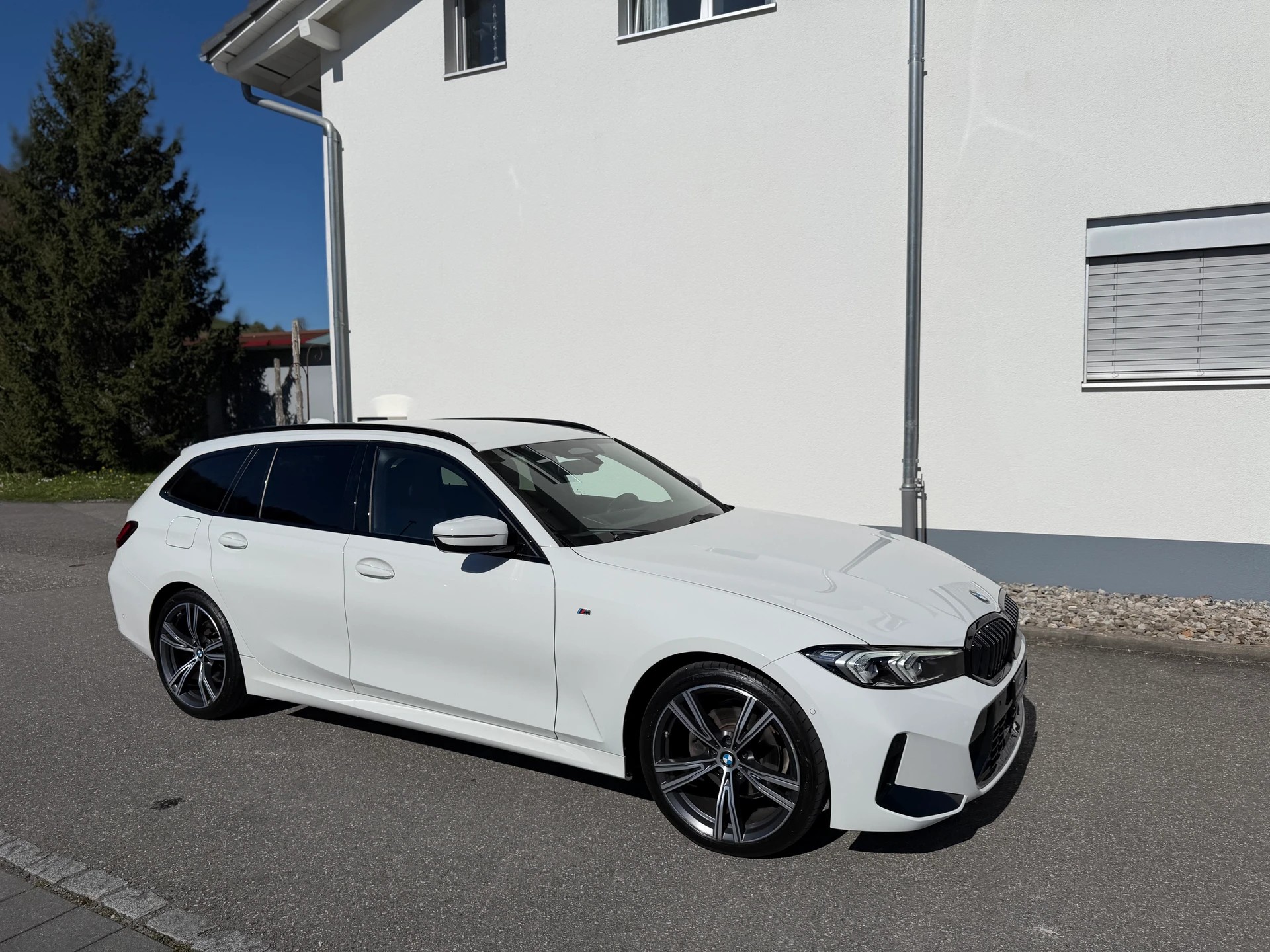 BMW 320d xDrive 48V Touring Steptronic M Sport-showroom-element-2