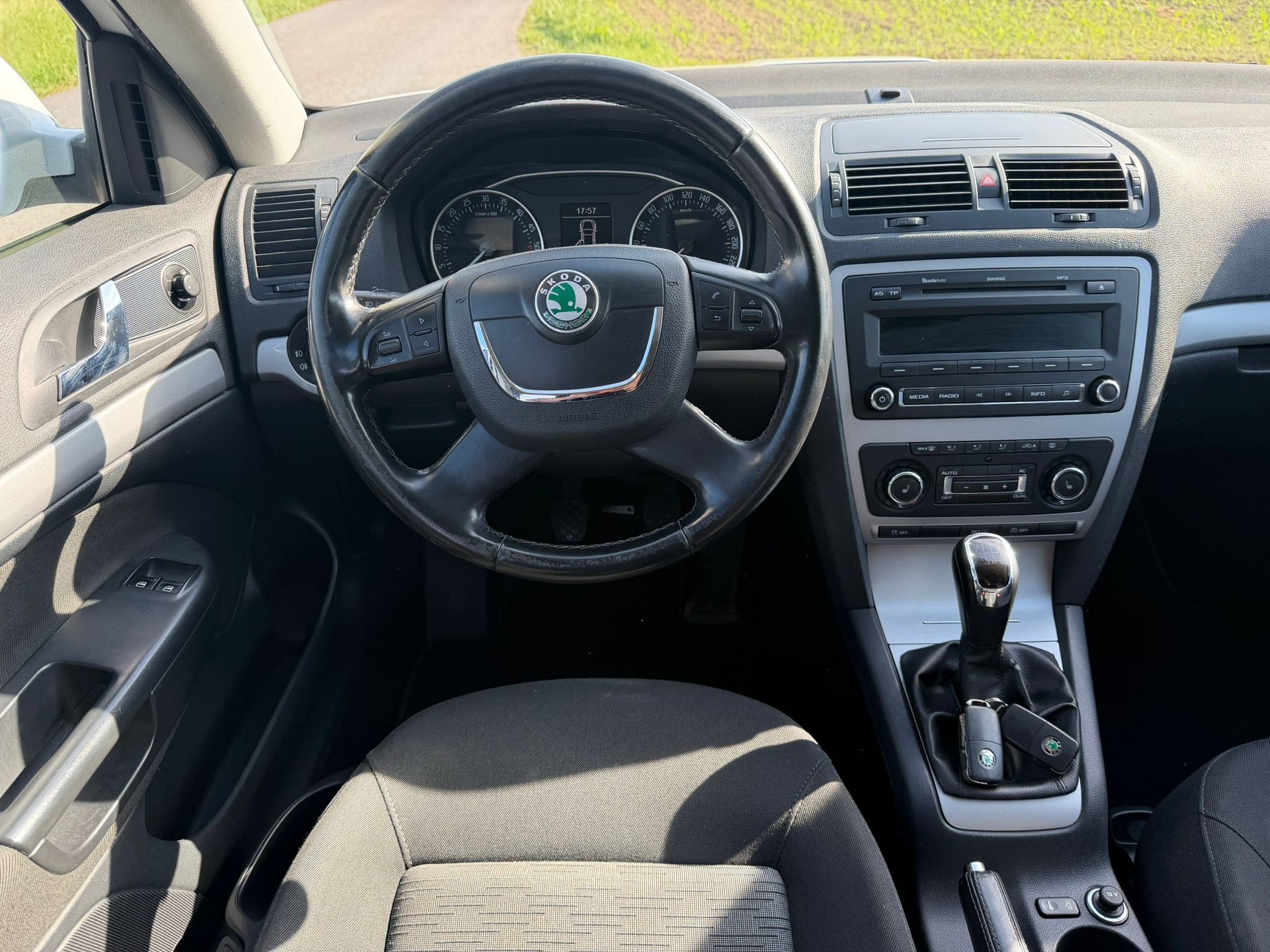 SKODA Octavia Combi 1.6 TDI Greenline-image-10