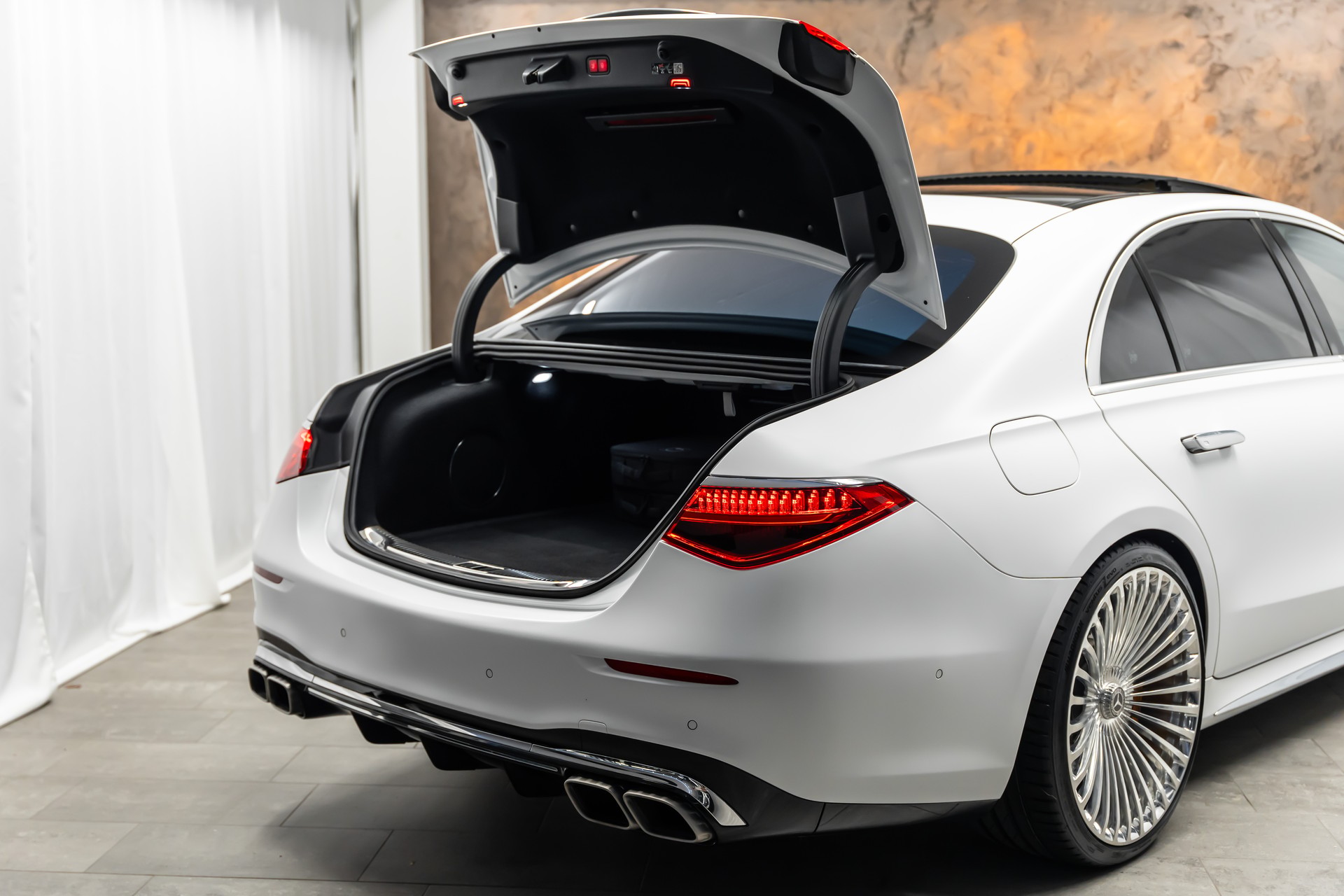 MERCEDES-BENZ S63 AMG E Performance 4Matic Lang Sonderedition *Manufaktur*Keramik*Magno*Fond-TV*-image-7