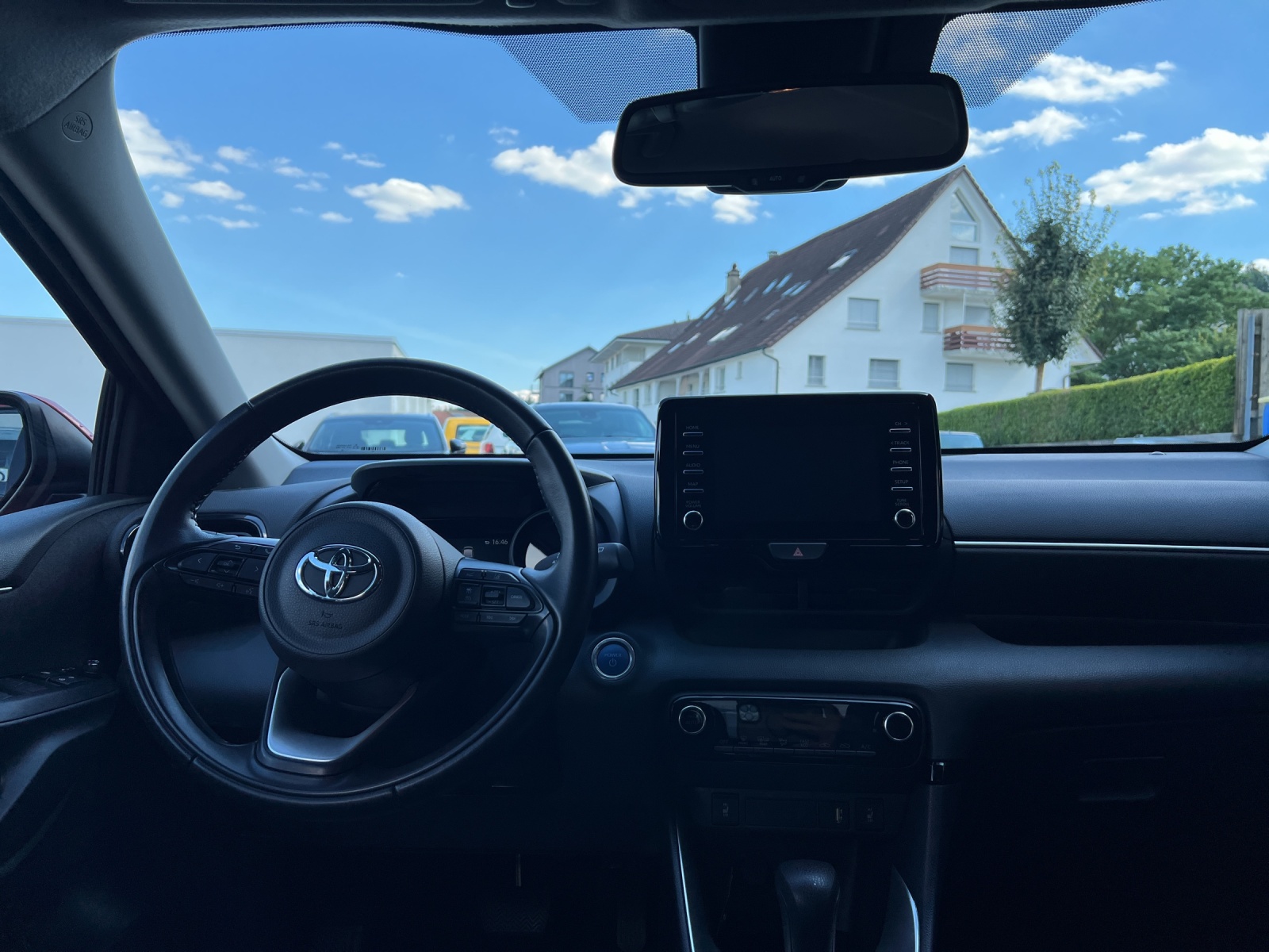 TOYOTA Yaris 1.5 Comfort e-CVT-image-9