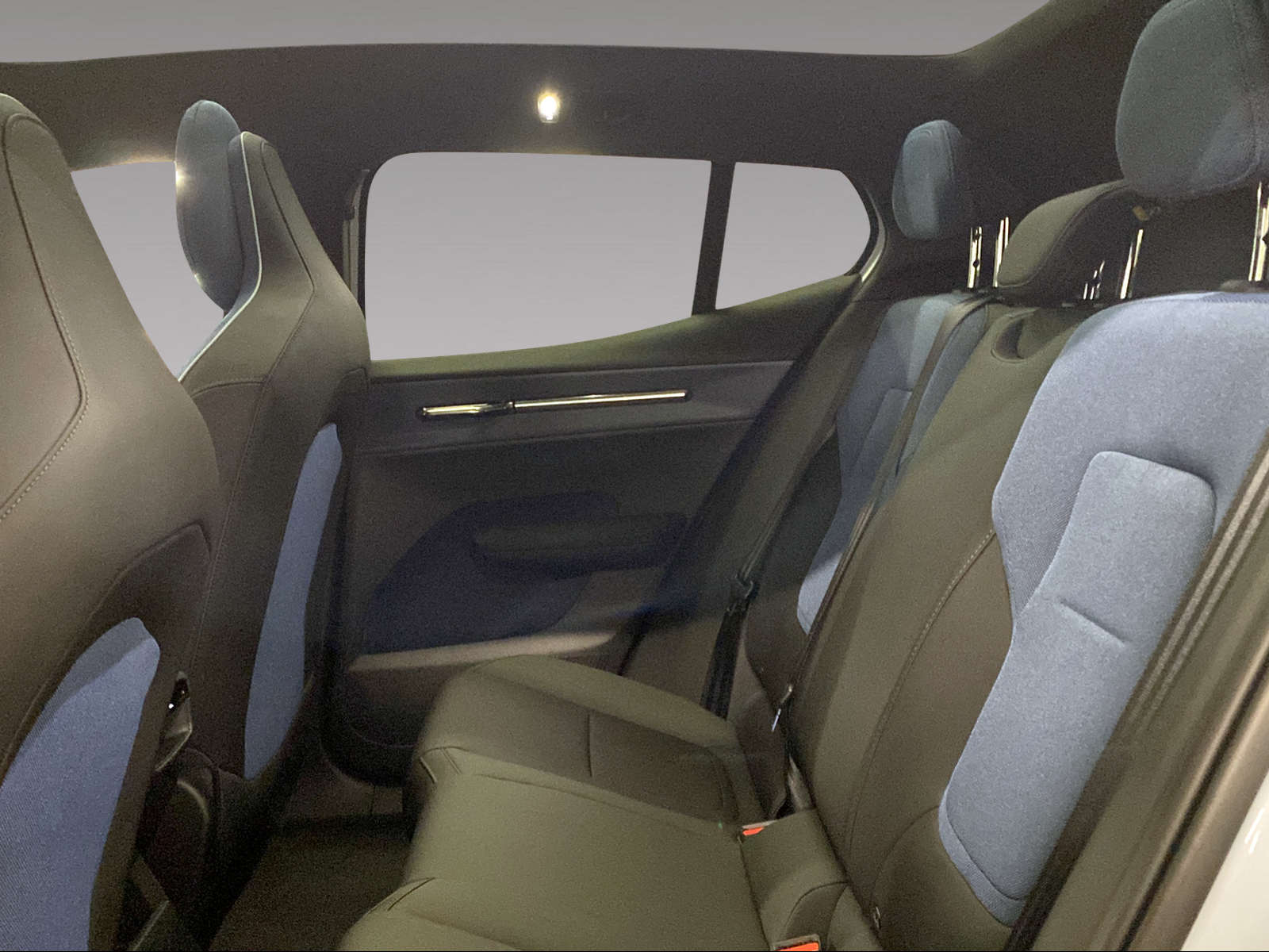 VOLVO EX30 E60 69kWh Twin Ultra-image-12