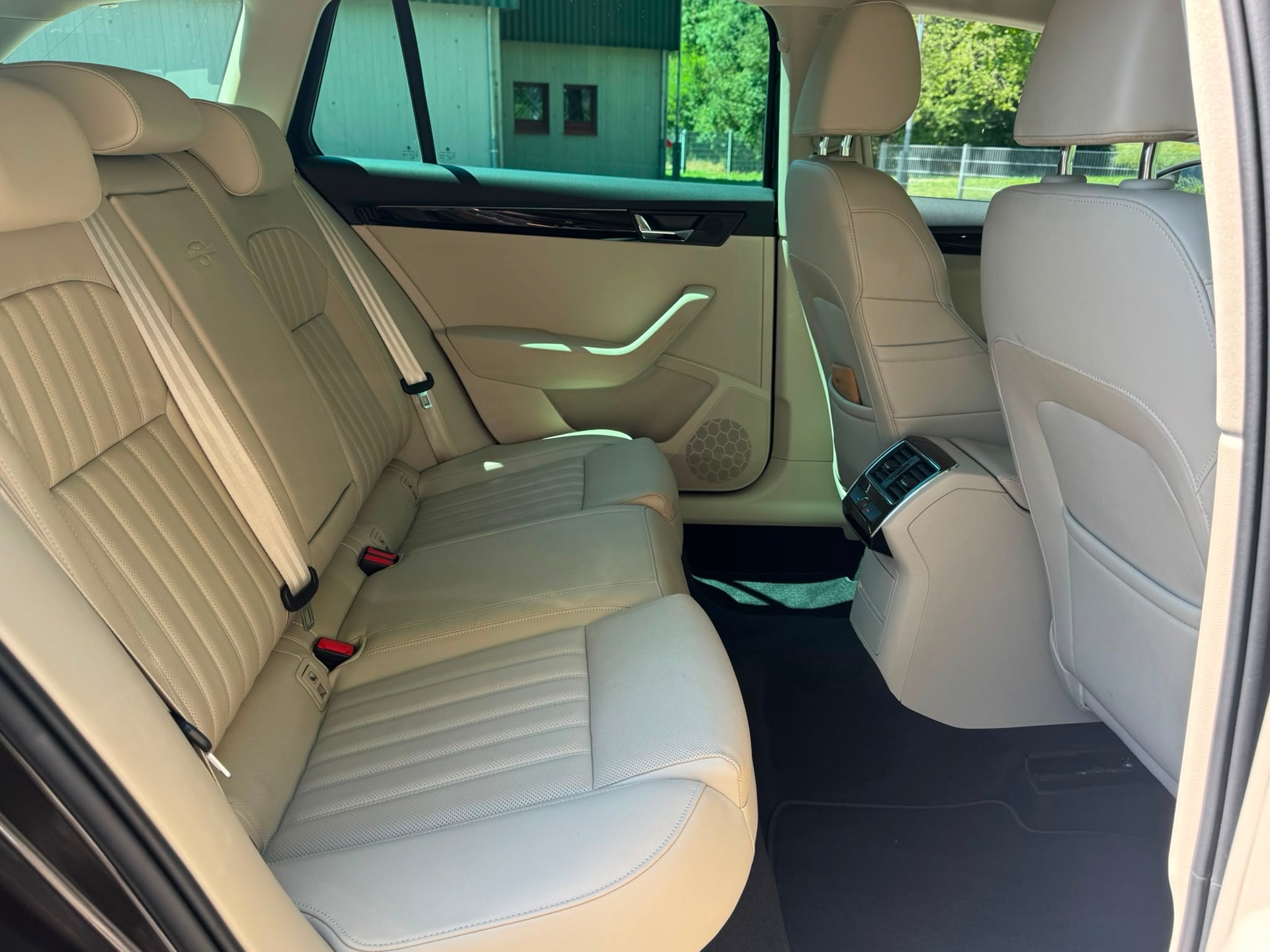 SKODA Superb Combi 2.0 TDi L&K 4x4 DSG-image-14