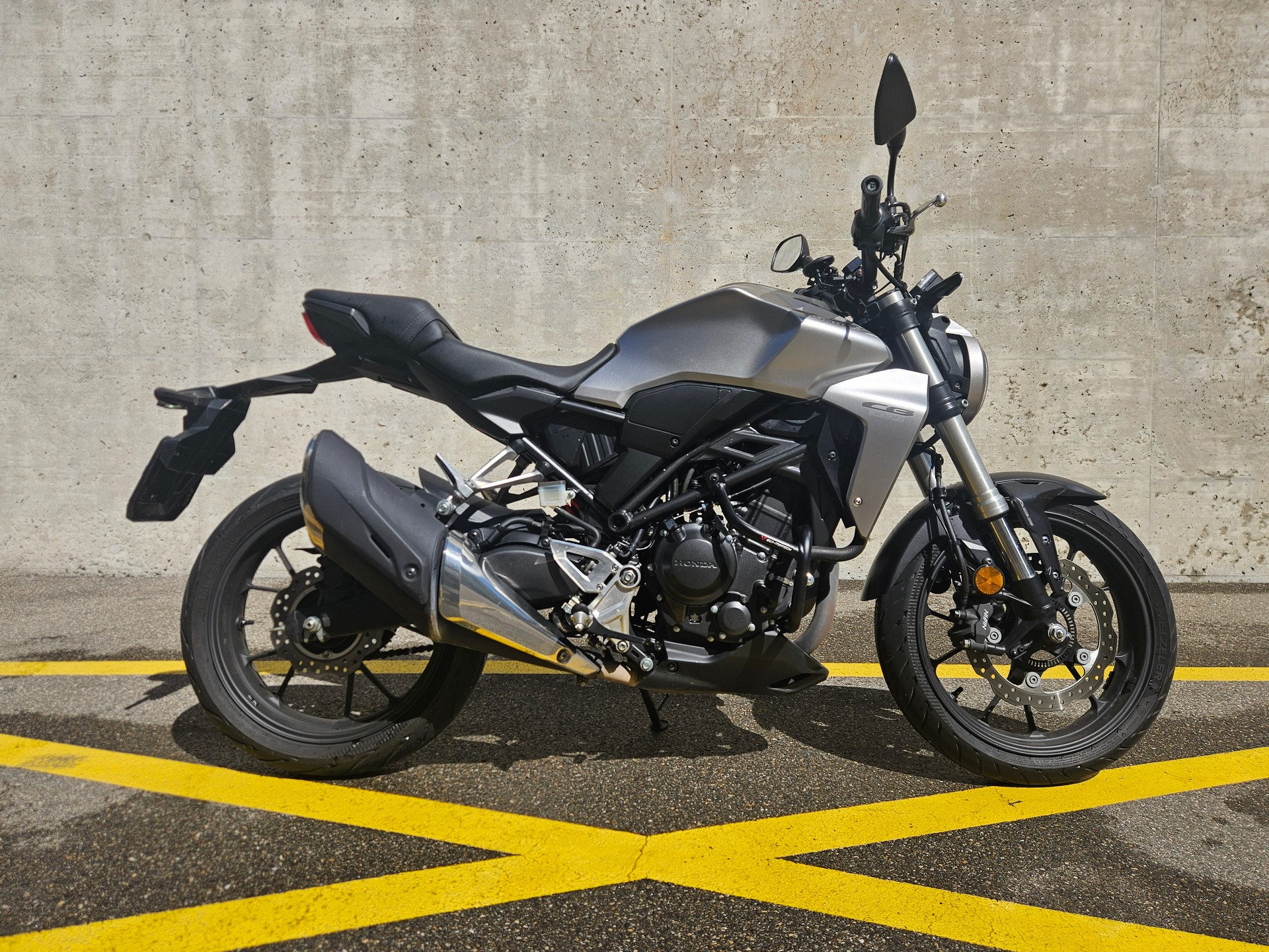 HONDA CB 300 R-image-0