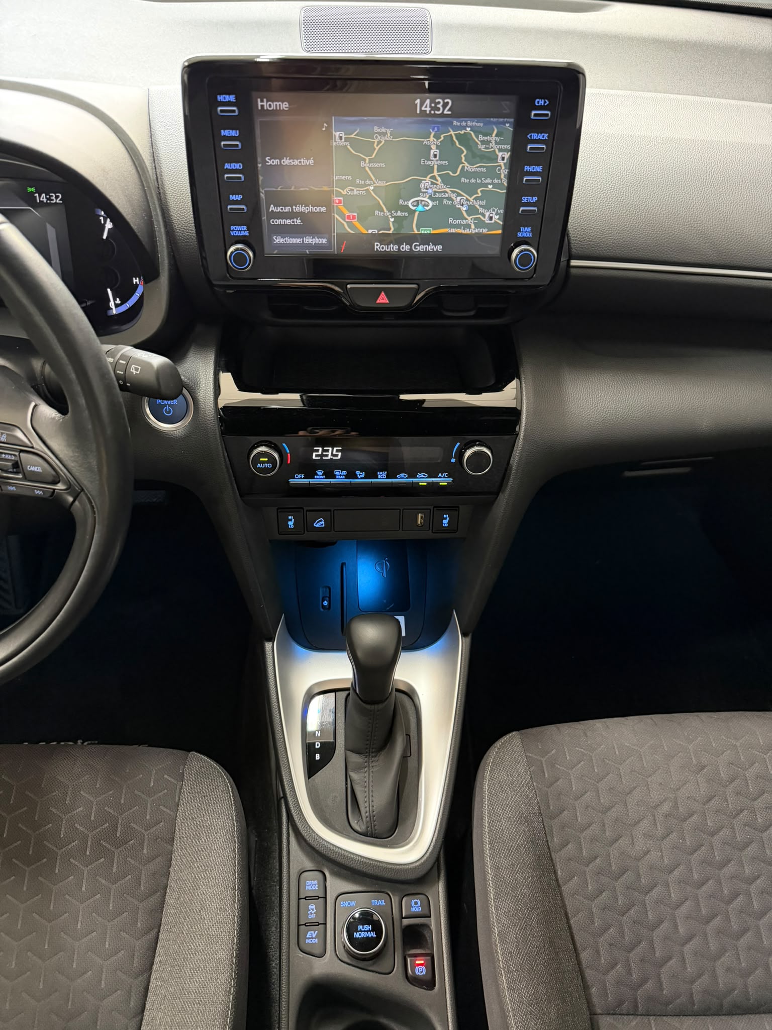 TOYOTA Yaris Cross 1.5 Trend e-CVT AWDi *Caméra de recul*CarPlay*-image-12