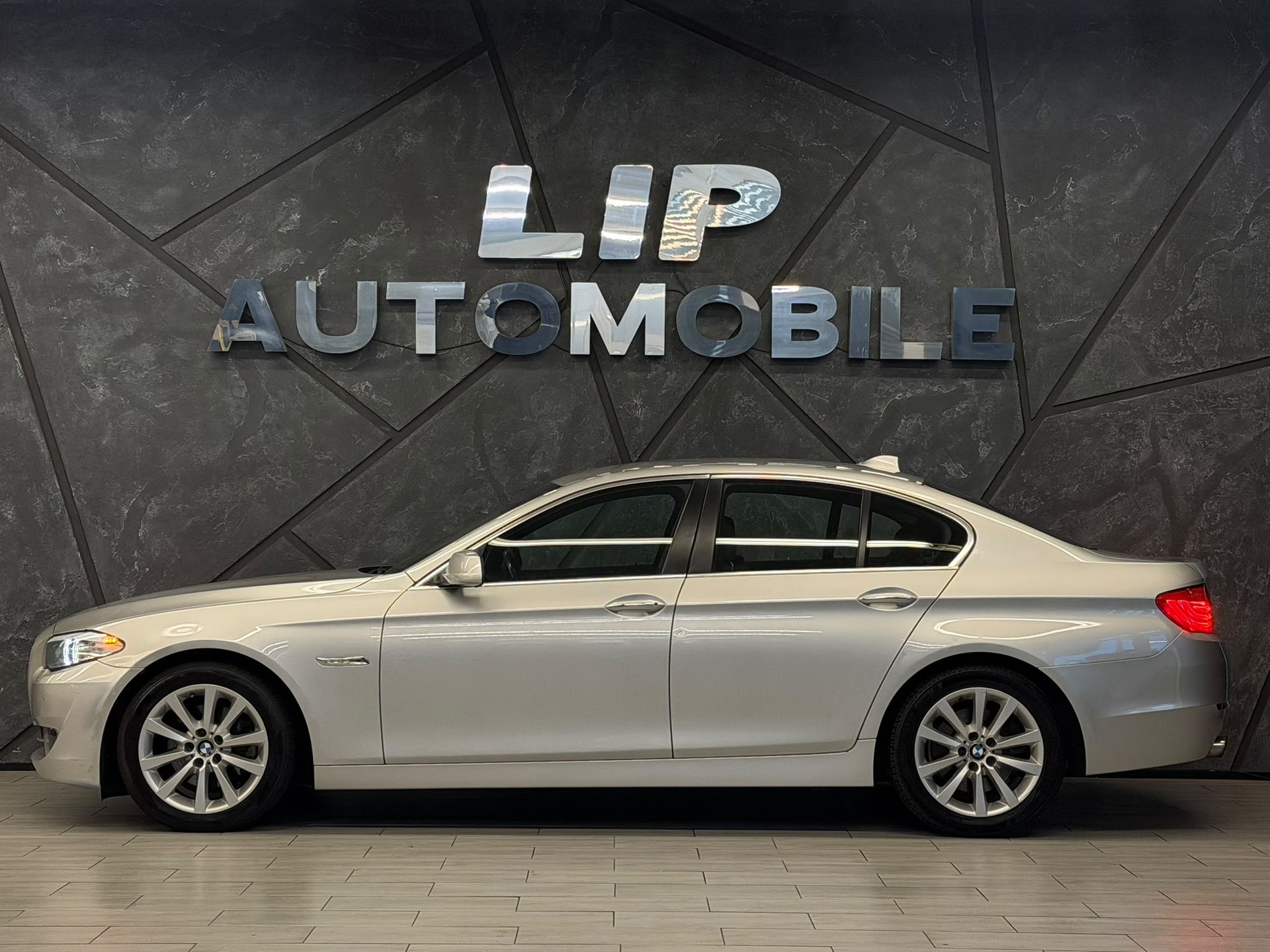 BMW 523i Steptronic-showroom-element-3