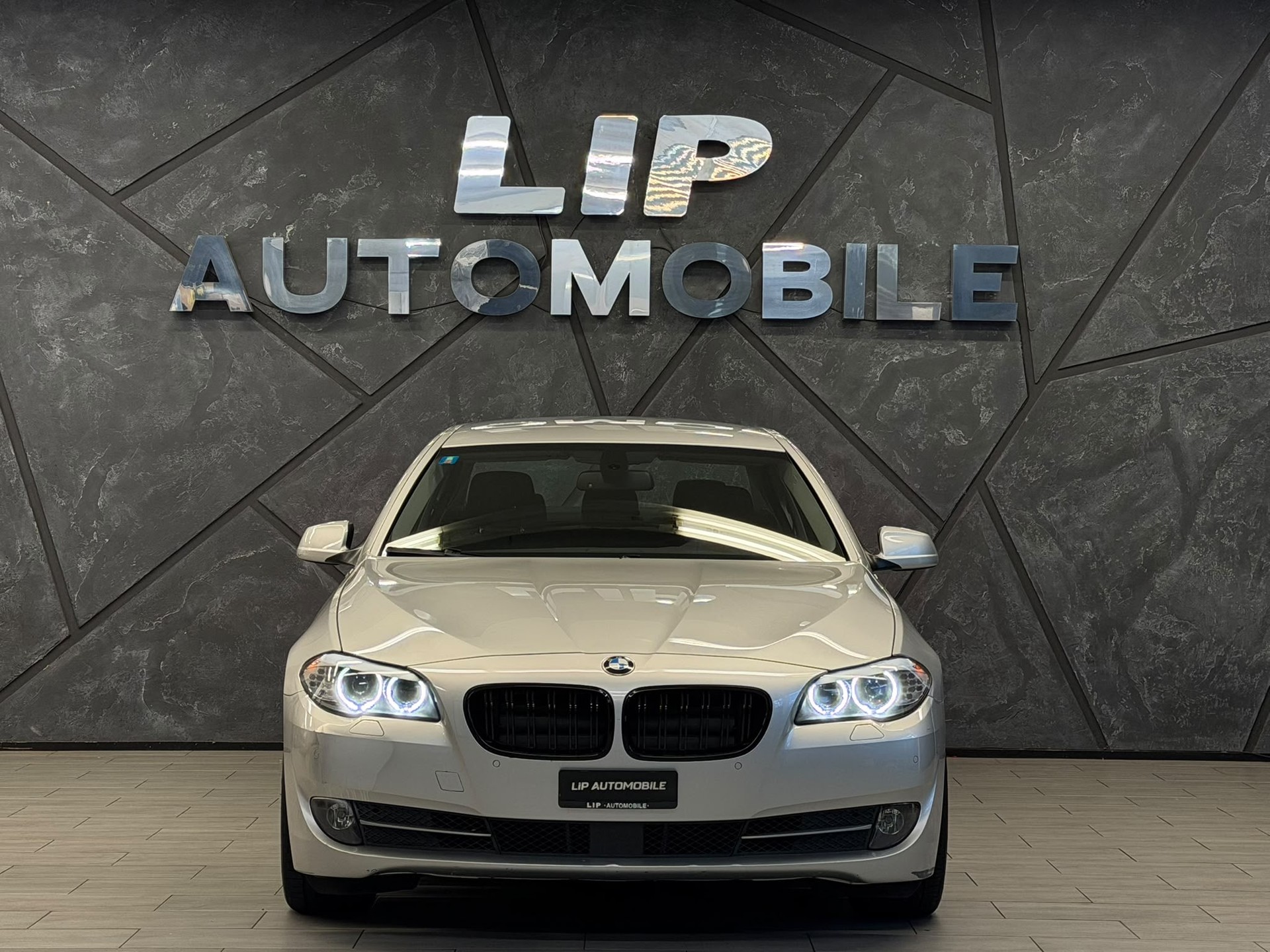 BMW 523i Steptronic-showroom-element-1