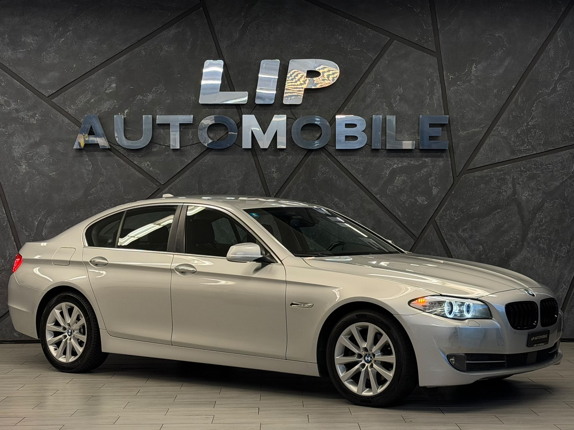 BMW 523i Steptronic-showroom-element-2