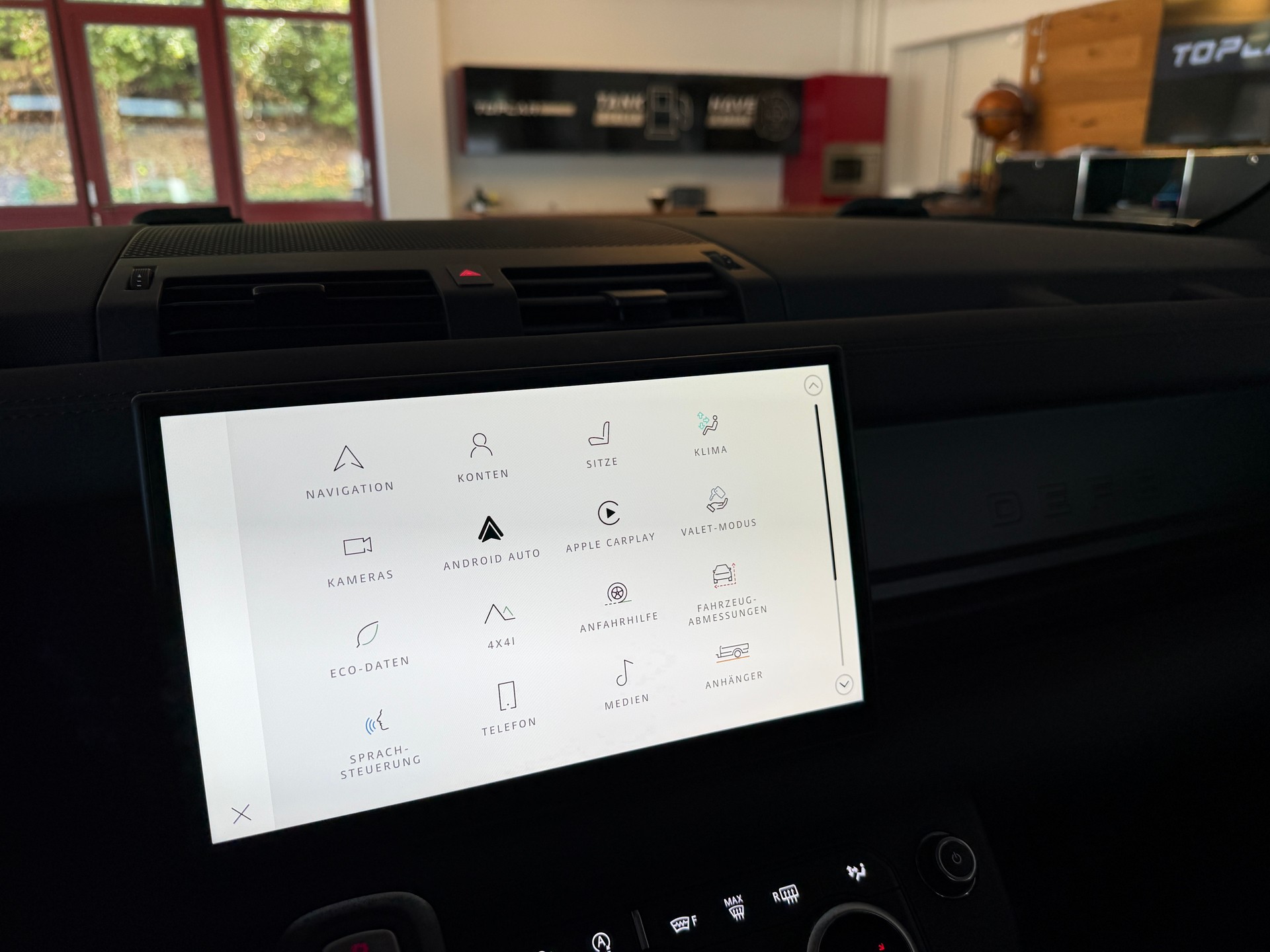 LAND ROVER Defender 90 3.0D I6 200 X-Dynamic SE AT8-image-23
