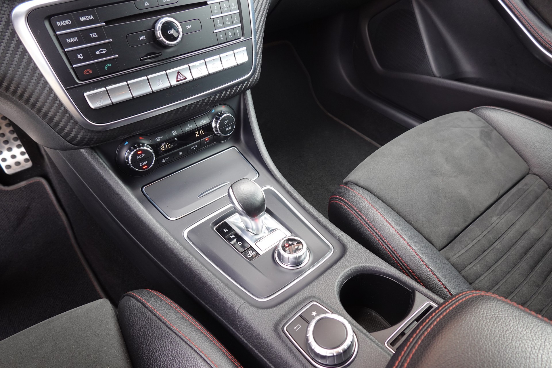 MERCEDES-BENZ A 45 AMG 4Matic "* Pack AMG * Caméra de Recul * Tempomat Adaptatif * Clim Auto * Jantes 18 * Aide à la Conduite *"-image-15
