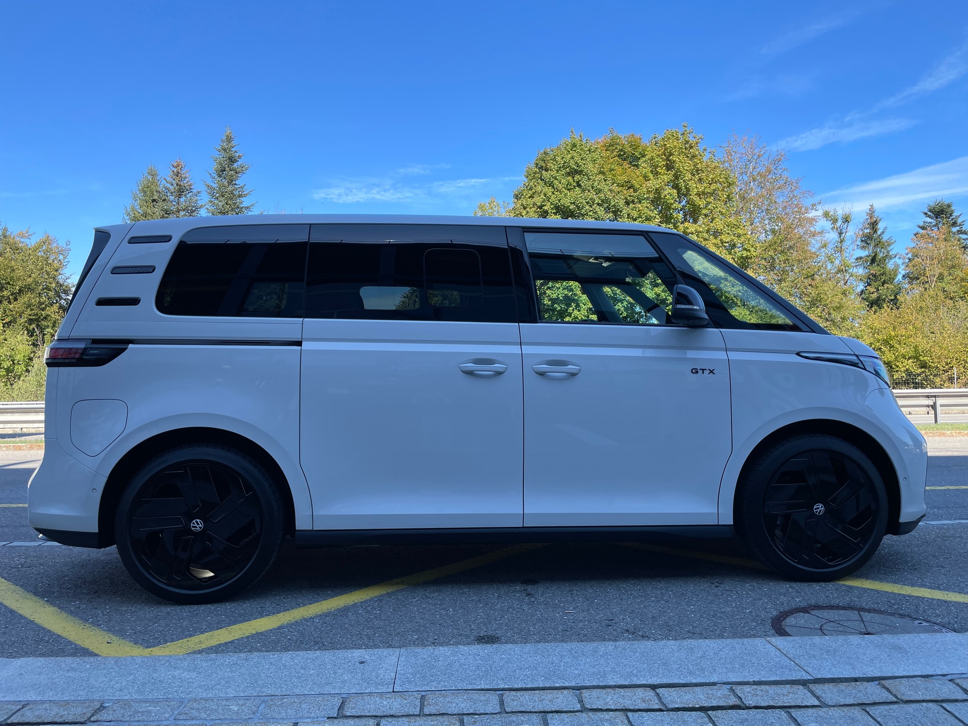 VW ID.Buzz NWB GTX 4 Motion, 7-Sitzer, AHK, Panorama-showroom-element-3