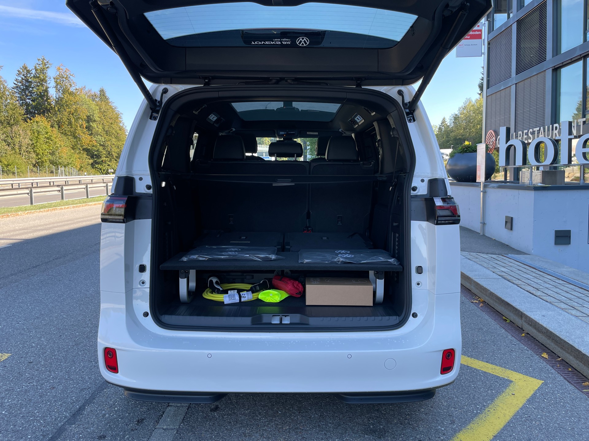 VW ID.Buzz NWB GTX 4 Motion, 7-Sitzer, AHK, Panorama-image-7