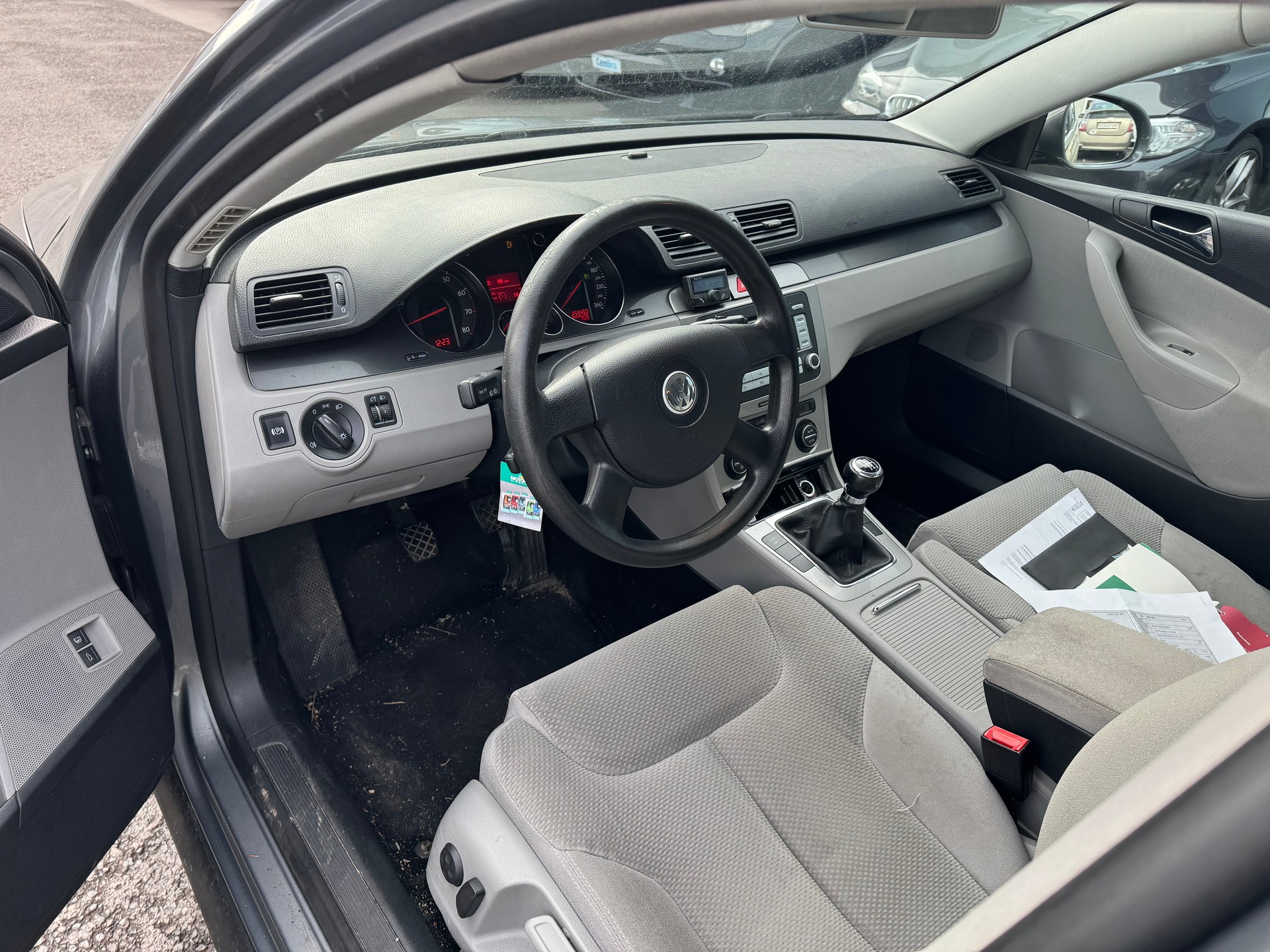 VW Passat Variant 2.0 FSI Highline 4Motion-image-6