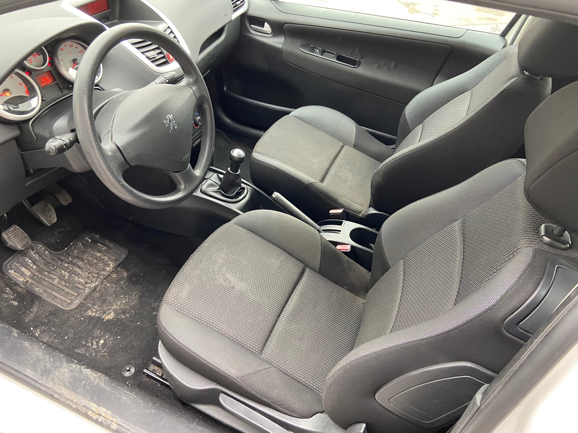 PEUGEOT 207 1.4 Swiss Edition-image-7