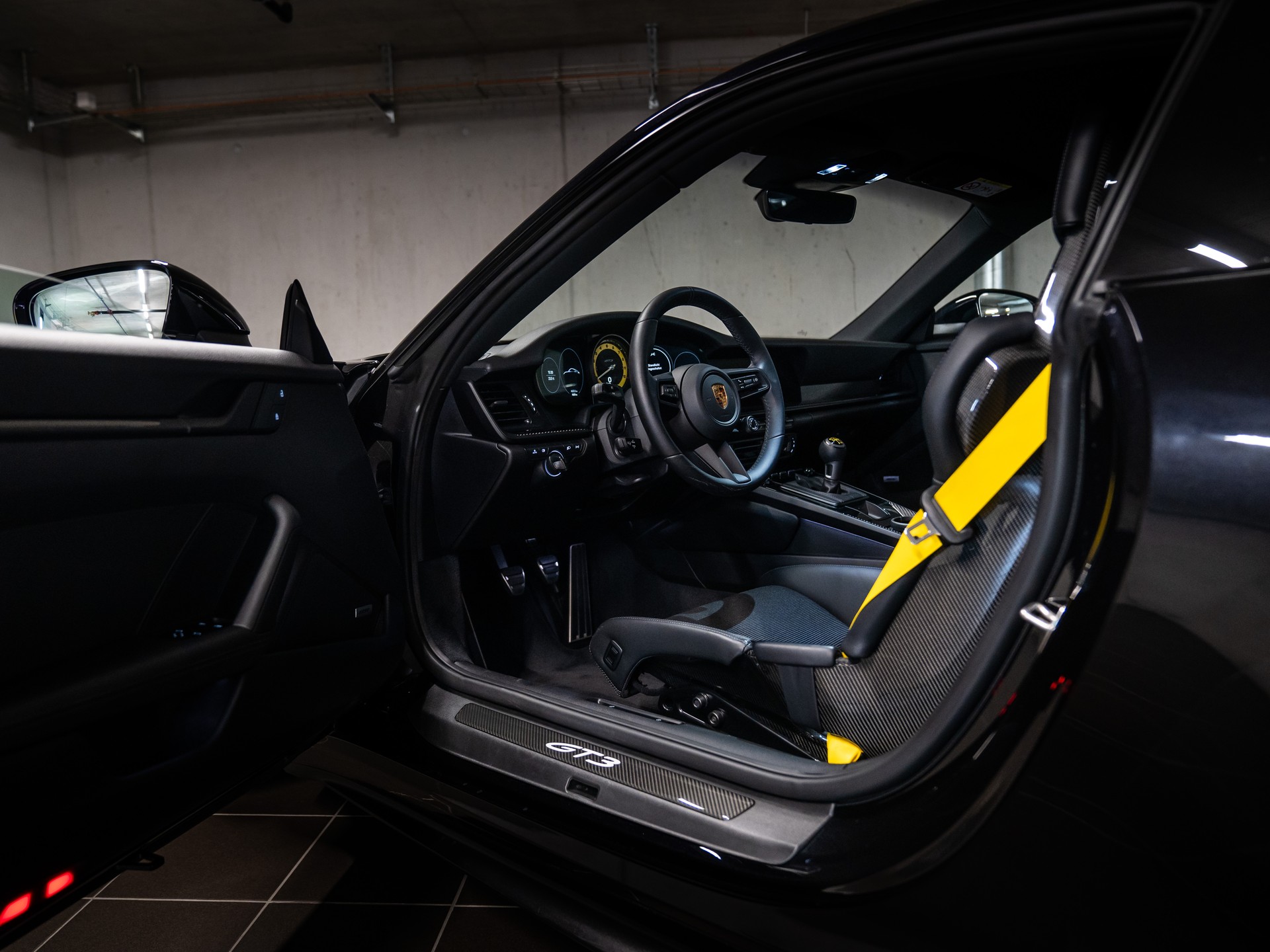 PORSCHE 911 GT3 Touring-image-7