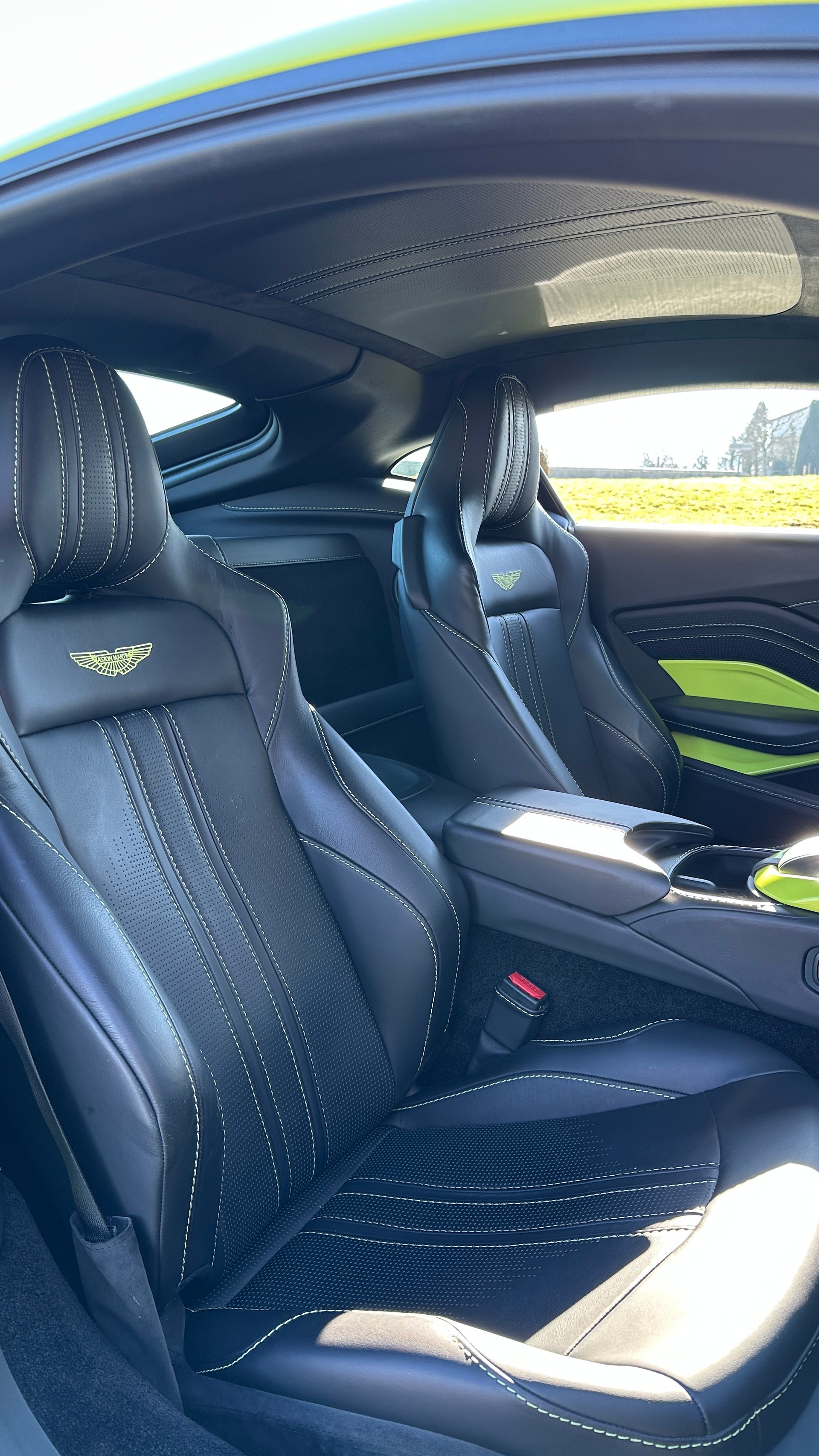 ASTON MARTIN V8 Vantage-image-16