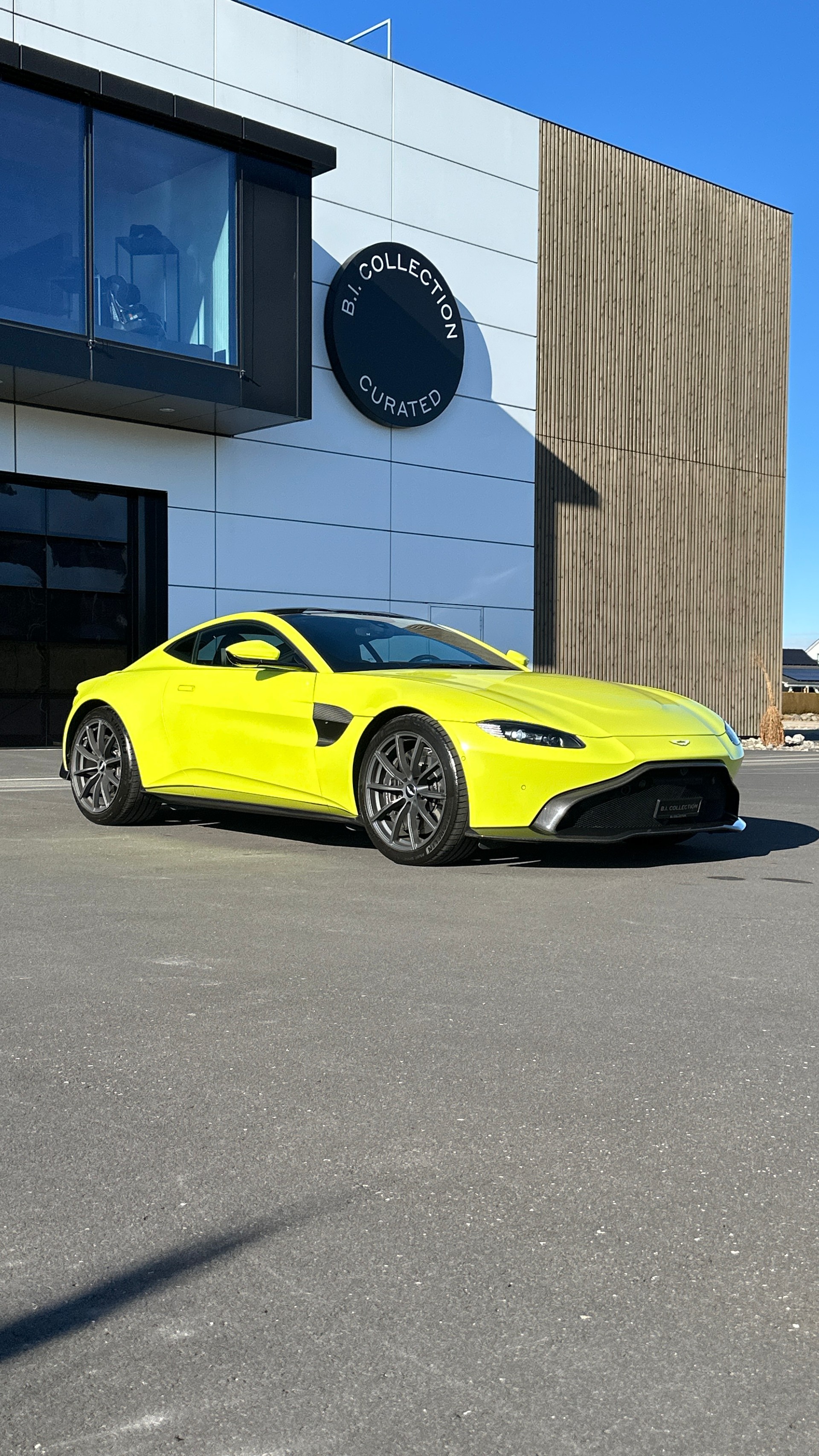 ASTON MARTIN V8 Vantage-image-6