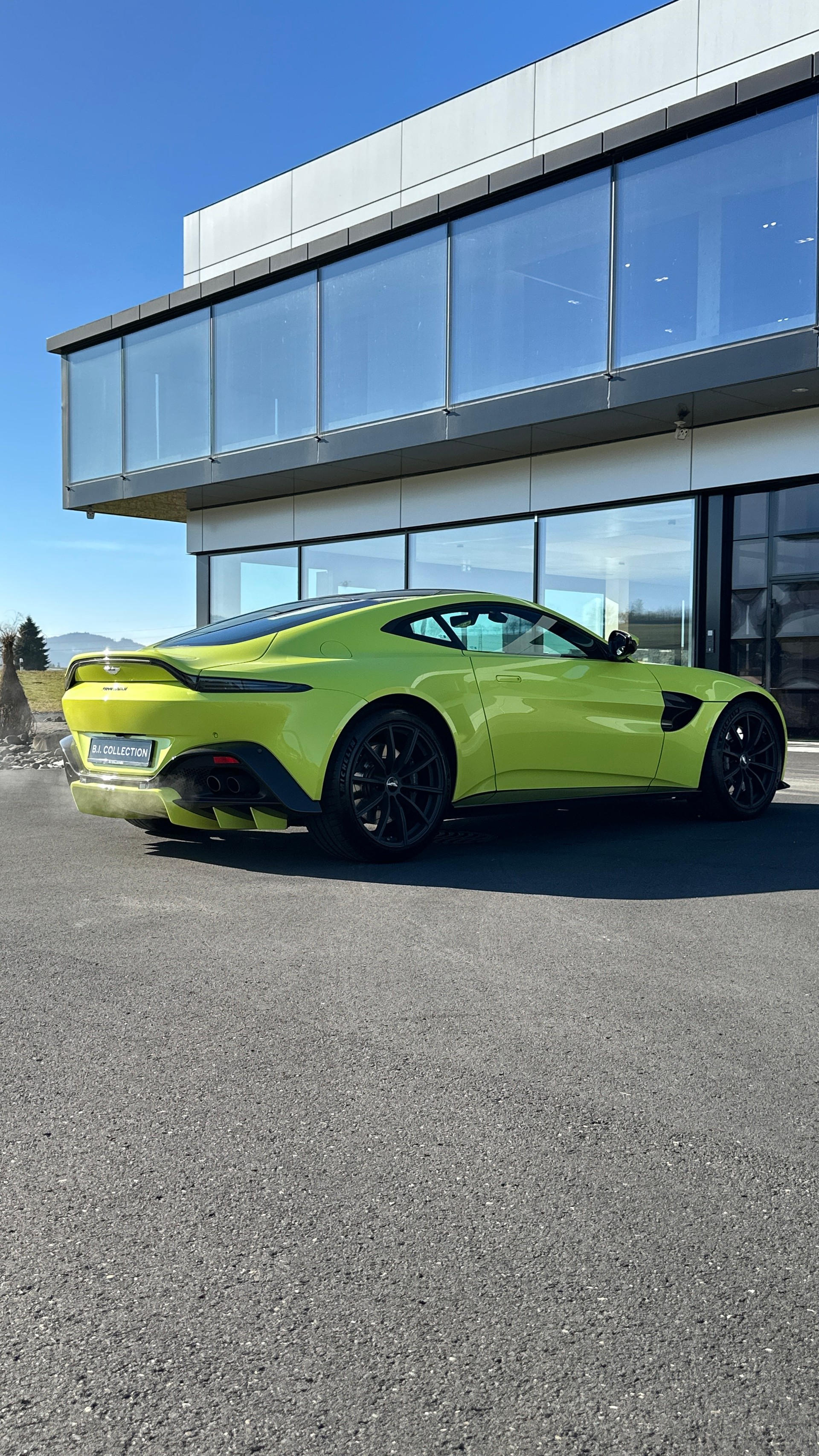 ASTON MARTIN V8 Vantage-image-7