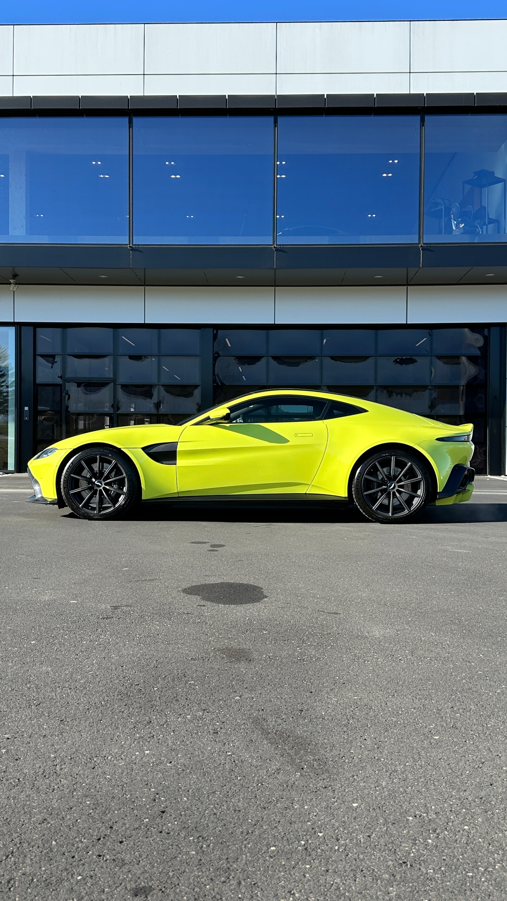 ASTON MARTIN V8 Vantage-image-4