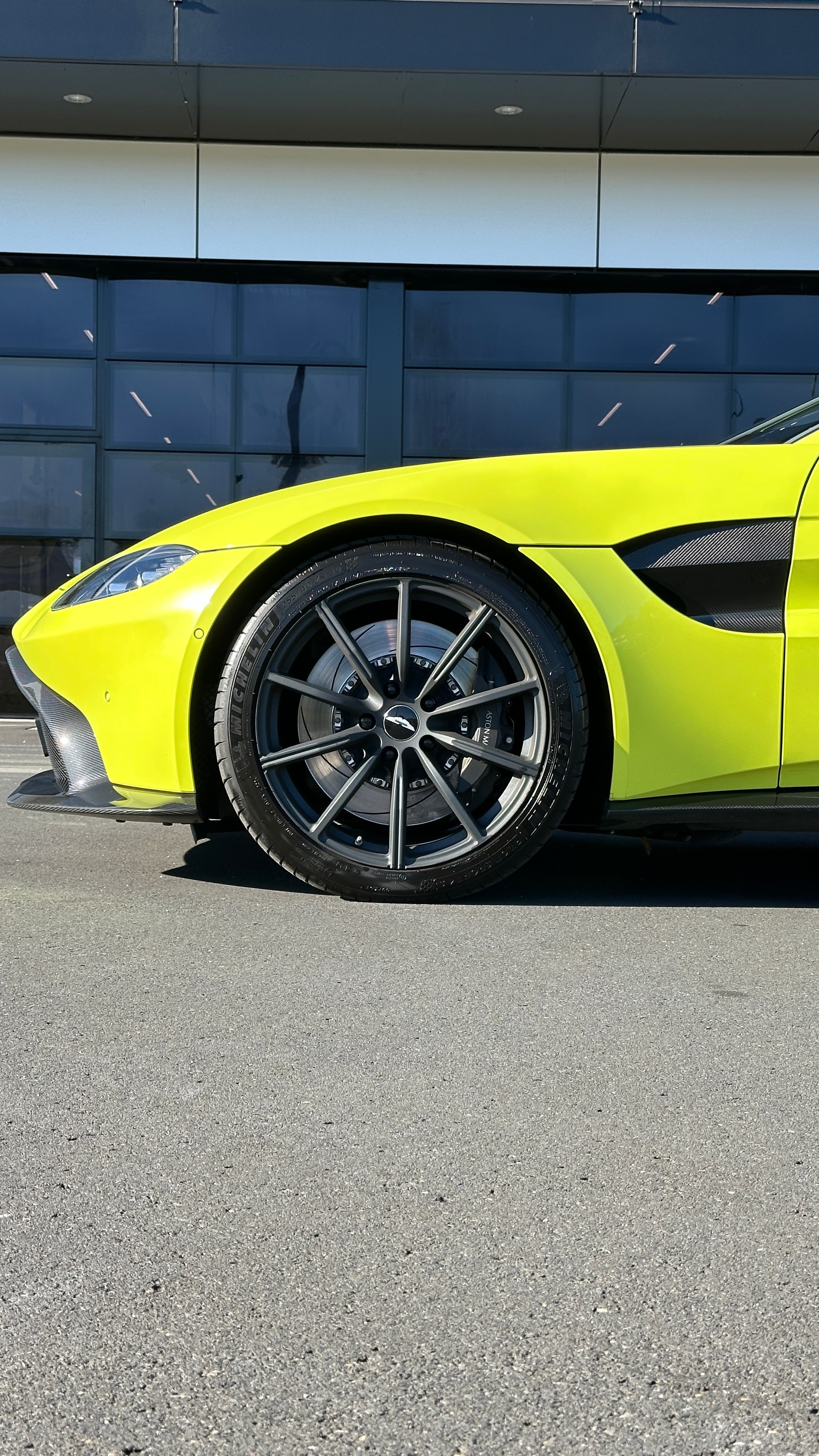 ASTON MARTIN V8 Vantage-image-5