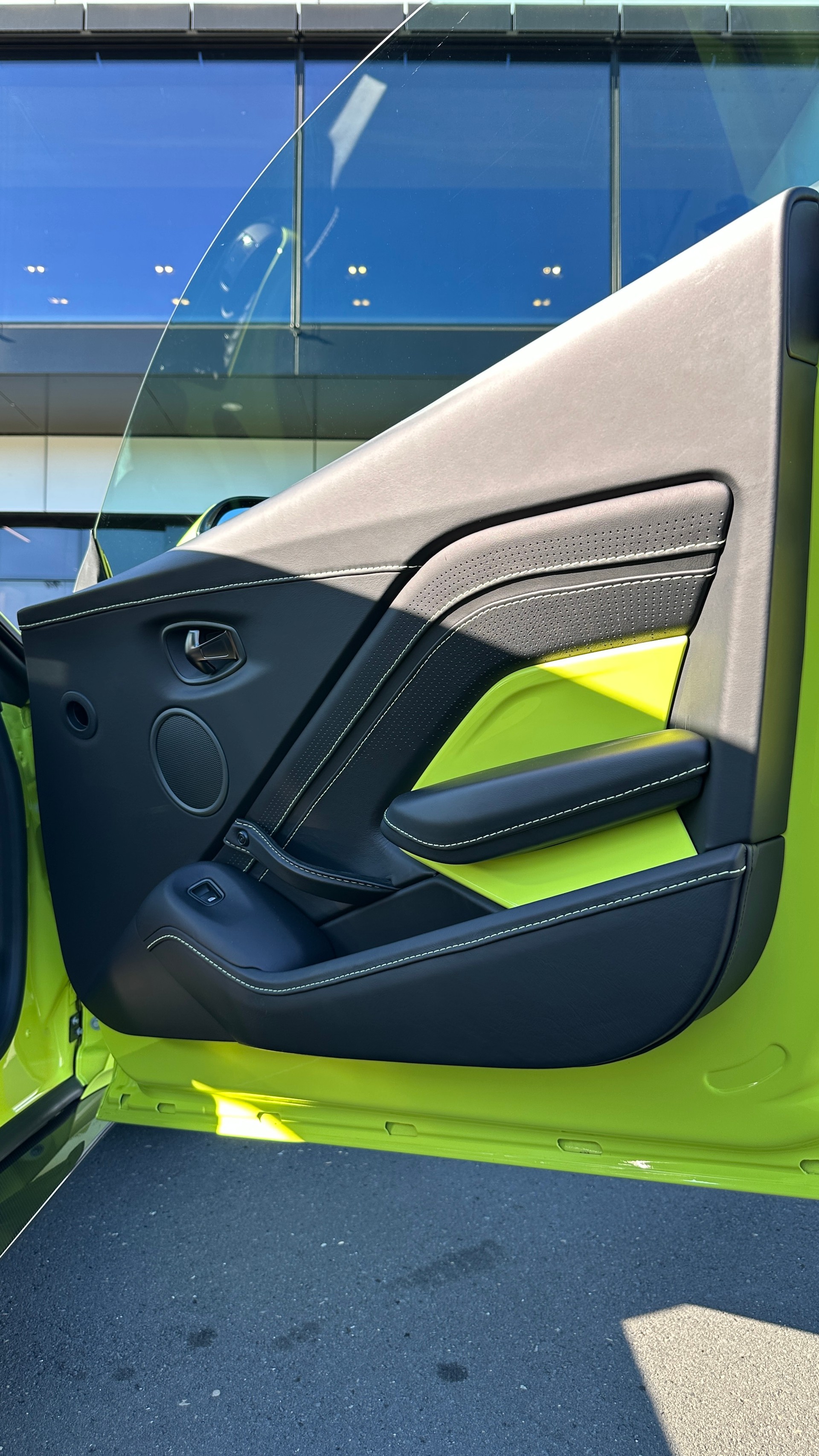 ASTON MARTIN V8 Vantage-image-18