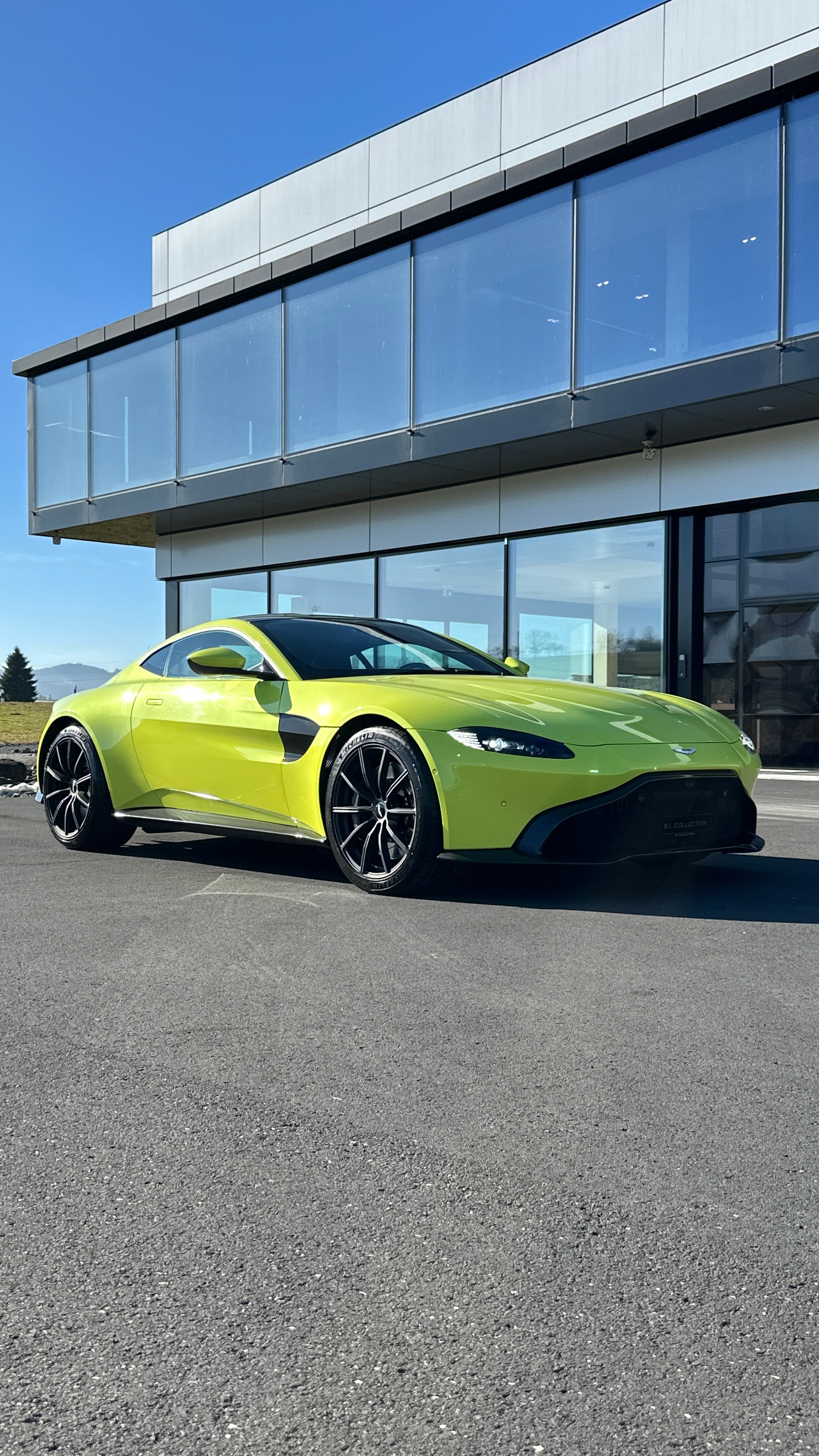 ASTON MARTIN V8 Vantage-image-9
