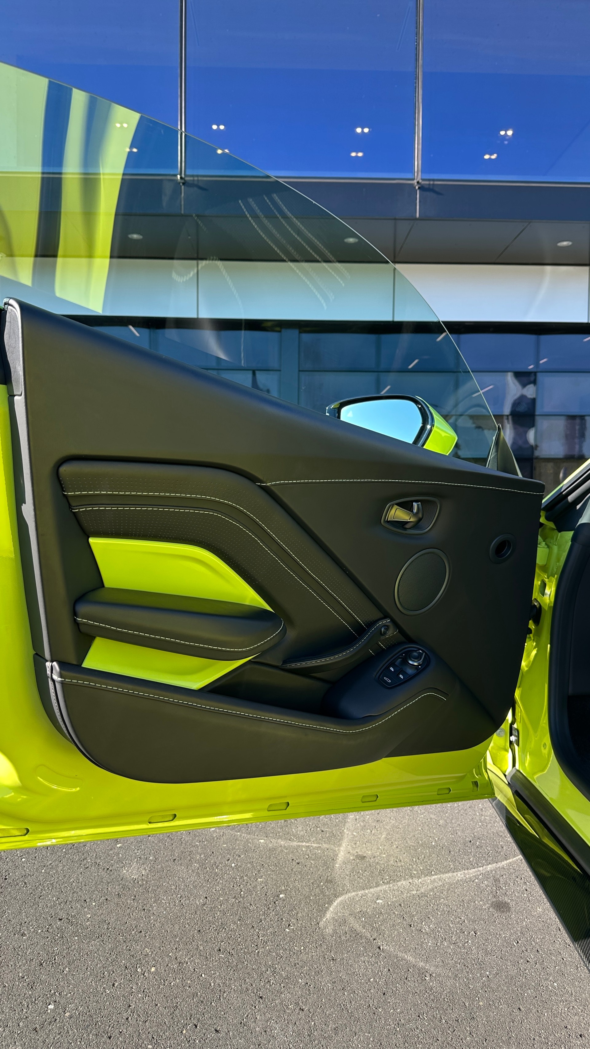 ASTON MARTIN V8 Vantage-image-17