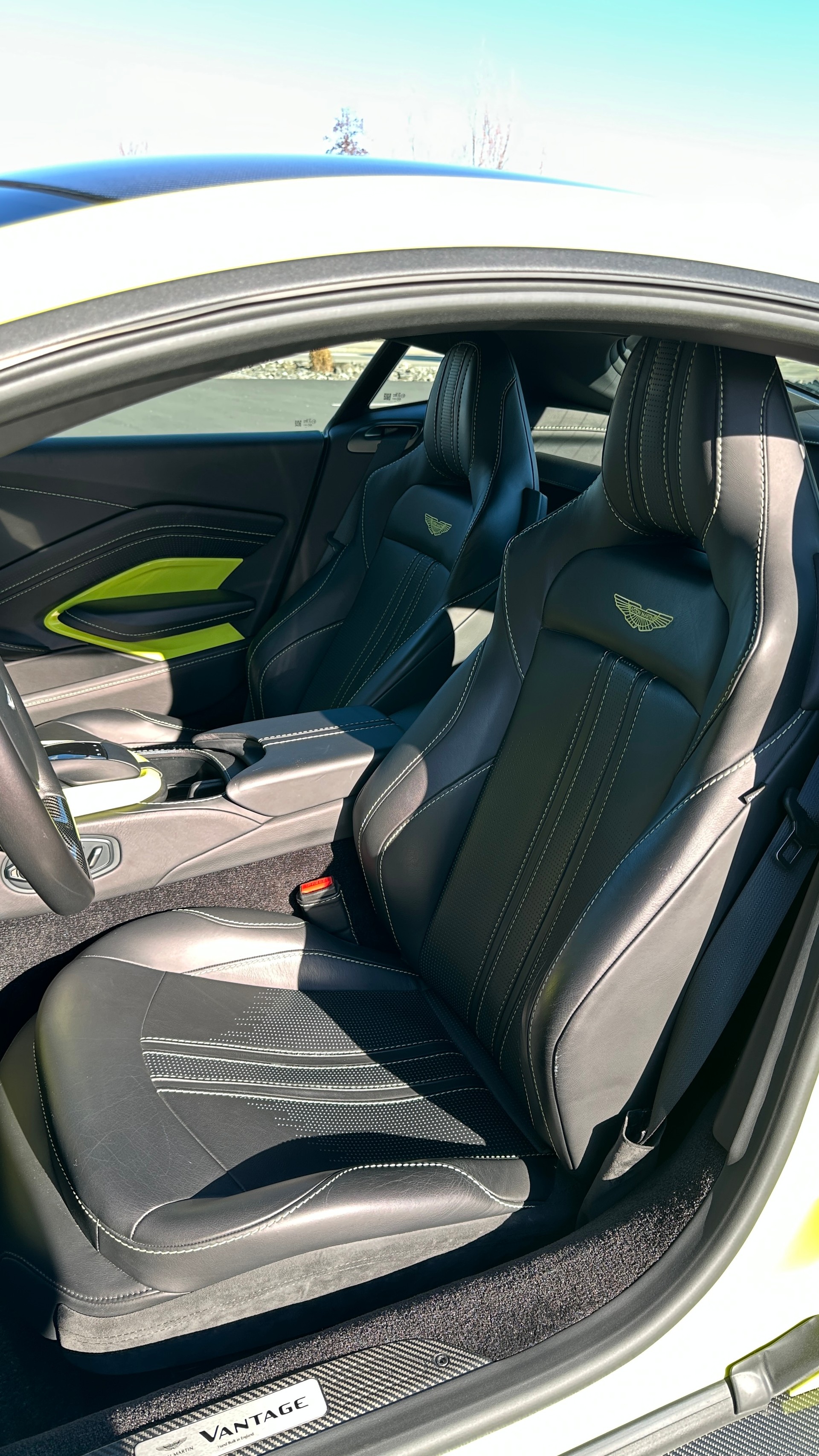 ASTON MARTIN V8 Vantage-image-15