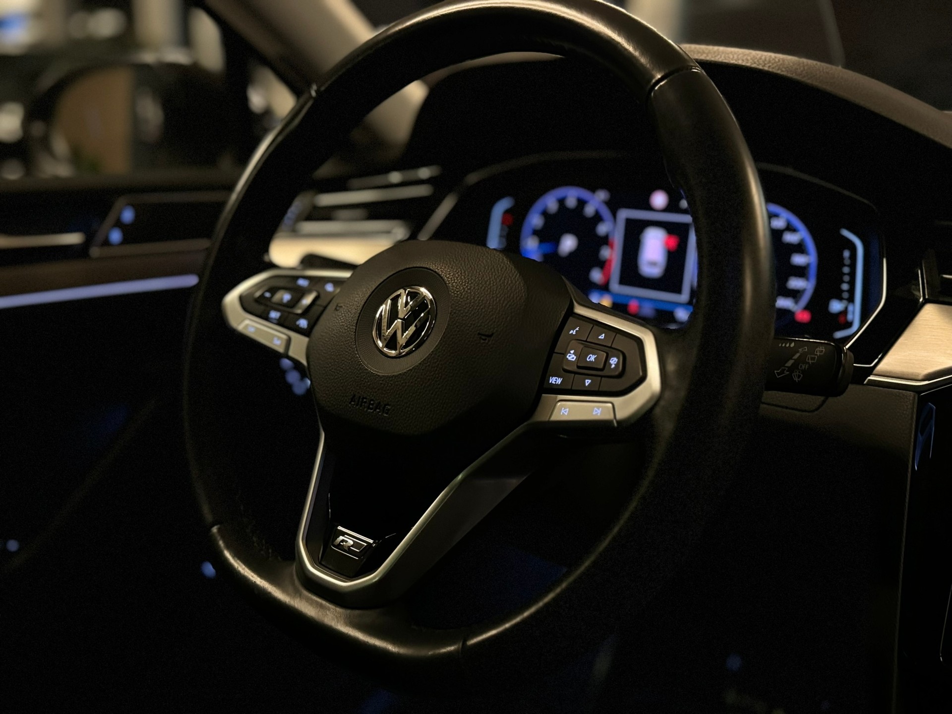 VW Passat Variant 2.0 TSI R-Line Edition 4Motion DSG-image-12