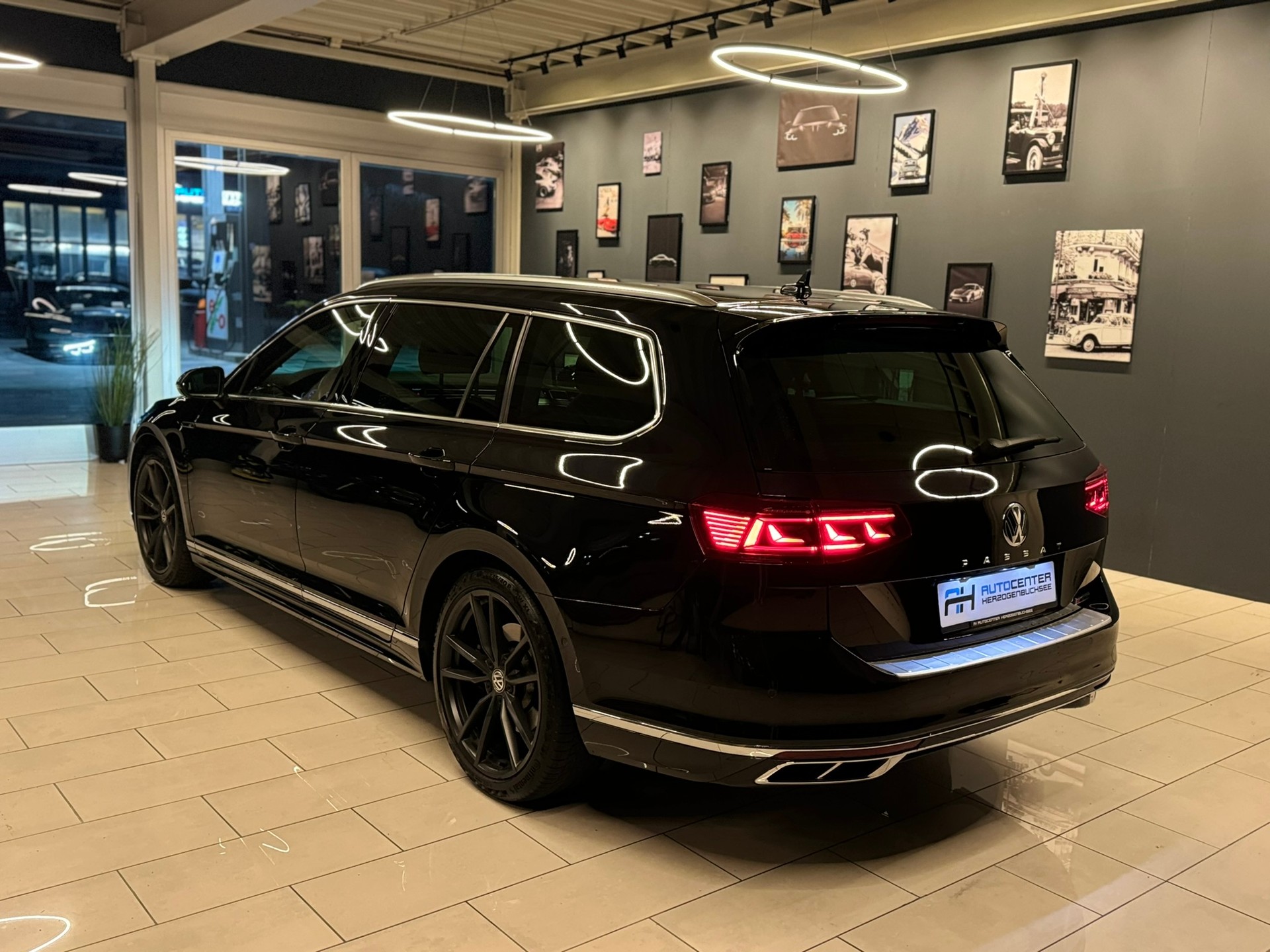 VW Passat Variant 2.0 TSI R-Line Edition 4Motion DSG-image-4