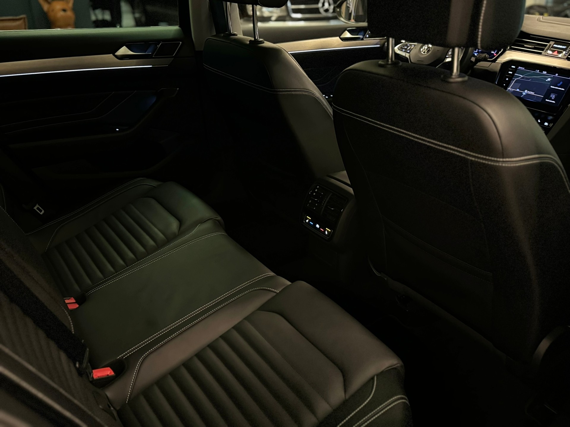 VW Passat Variant 2.0 TSI R-Line Edition 4Motion DSG-image-19