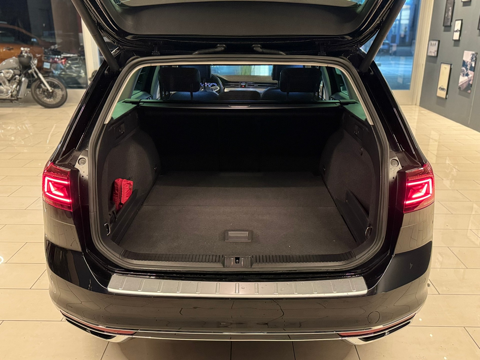 VW Passat Variant 2.0 TSI R-Line Edition 4Motion DSG-image-6