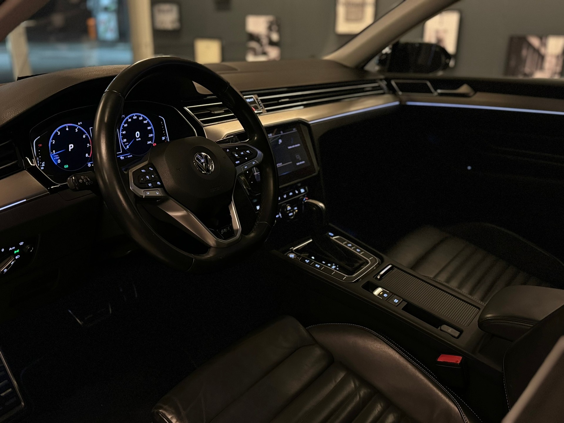 VW Passat Variant 2.0 TSI R-Line Edition 4Motion DSG-image-8