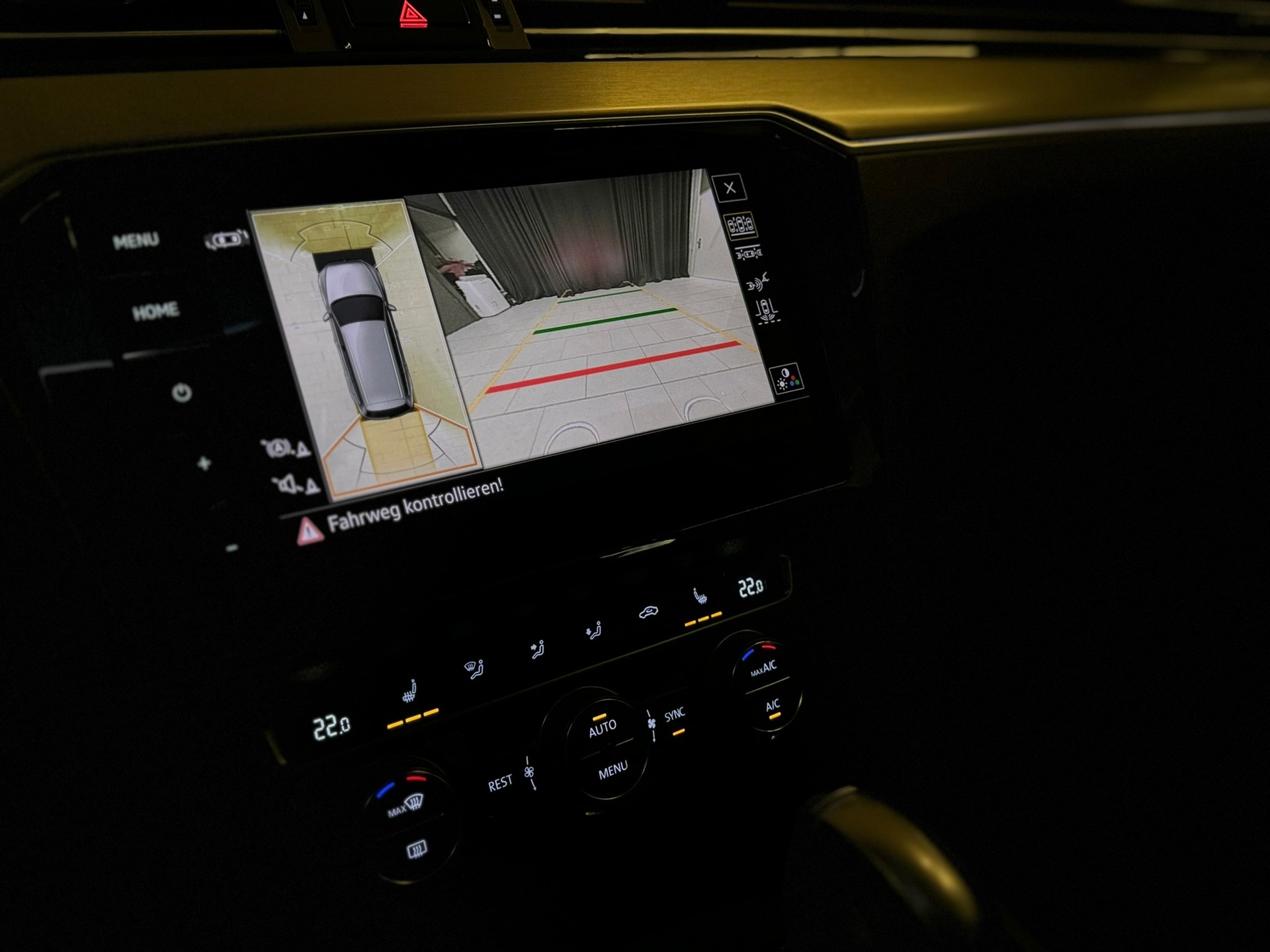 VW Passat Variant 2.0 TSI R-Line Edition 4Motion DSG-image-22