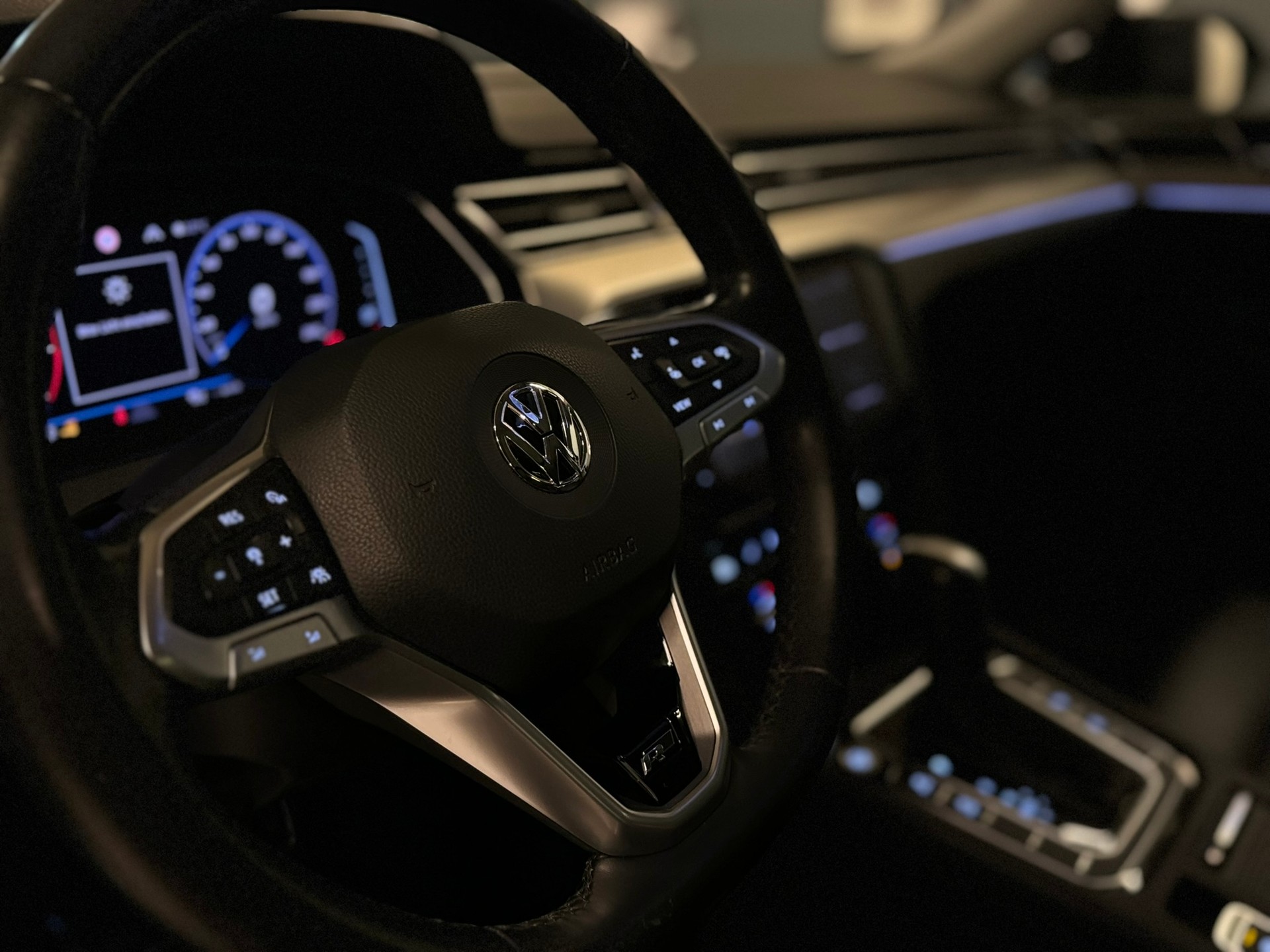 VW Passat Variant 2.0 TSI R-Line Edition 4Motion DSG-image-9