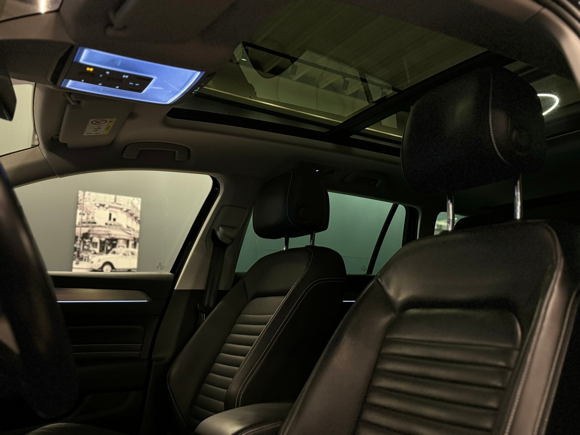 VW Passat Variant 2.0 TSI R-Line Edition 4Motion DSG-image-17