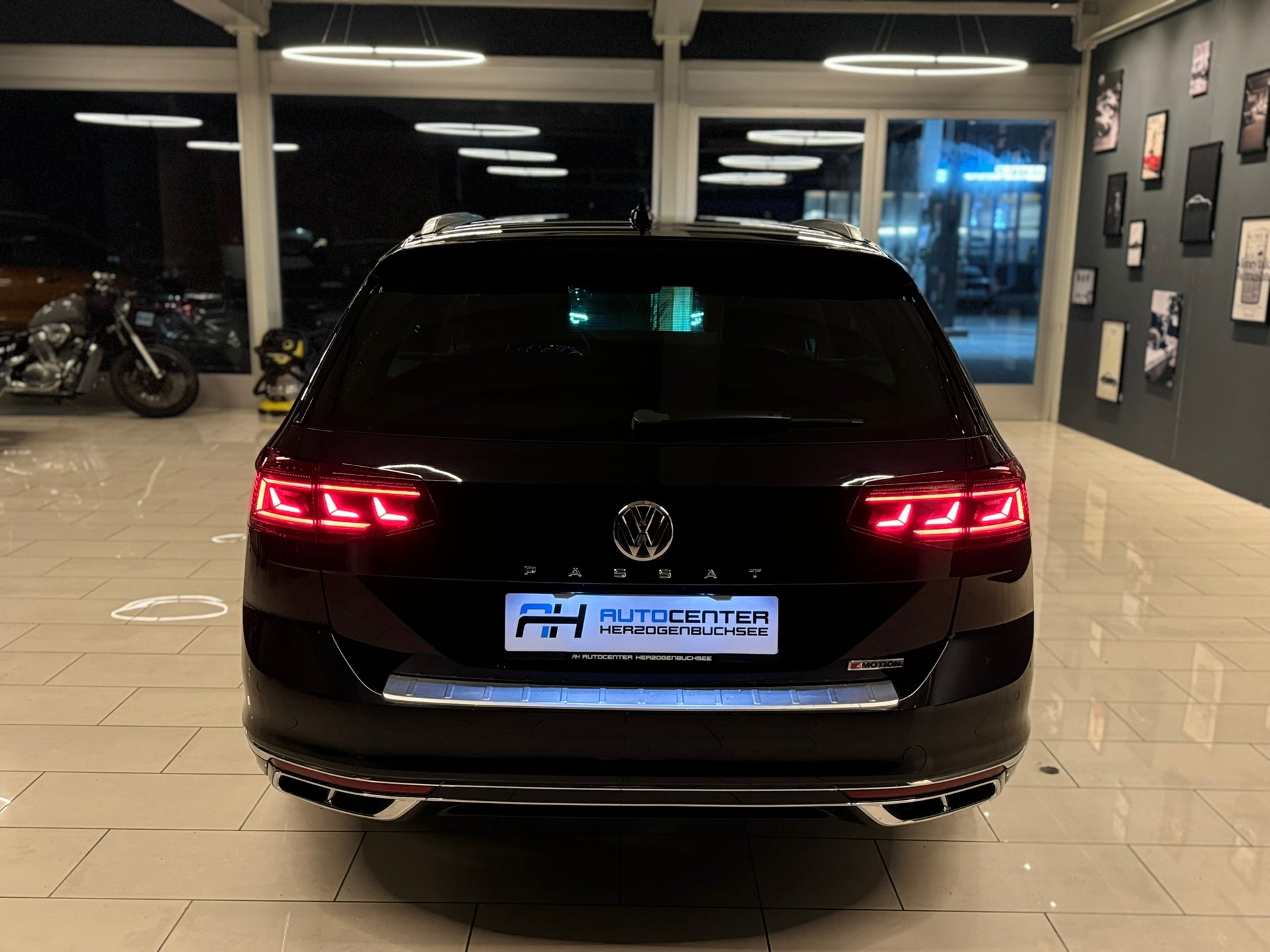 VW Passat Variant 2.0 TSI R-Line Edition 4Motion DSG-image-5