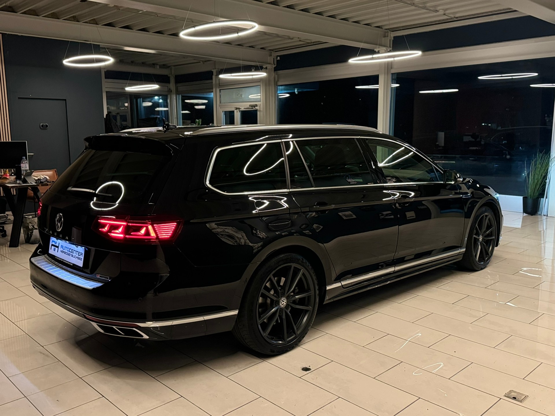 VW Passat Variant 2.0 TSI R-Line Edition 4Motion DSG-image-7