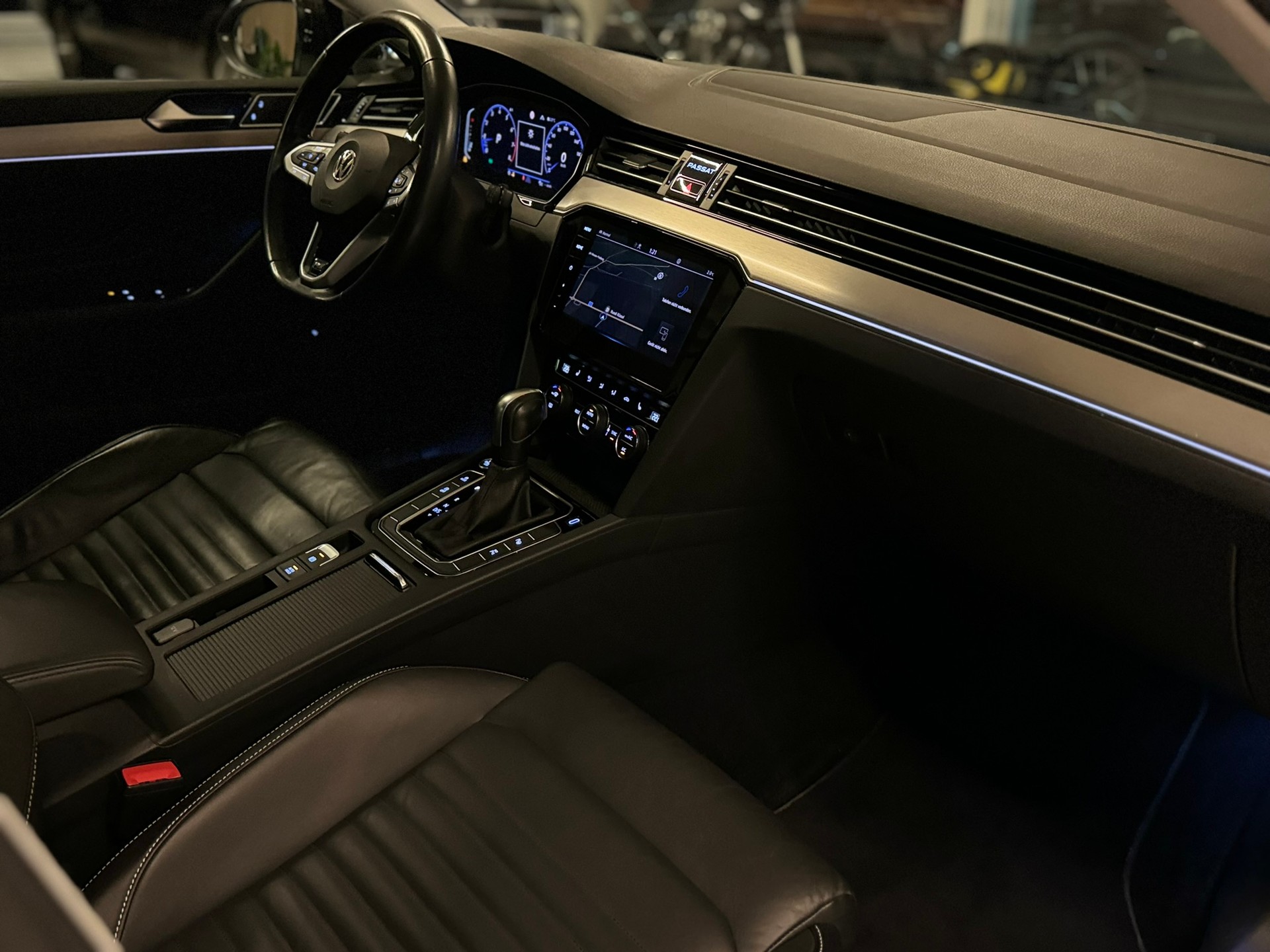VW Passat Variant 2.0 TSI R-Line Edition 4Motion DSG-image-13