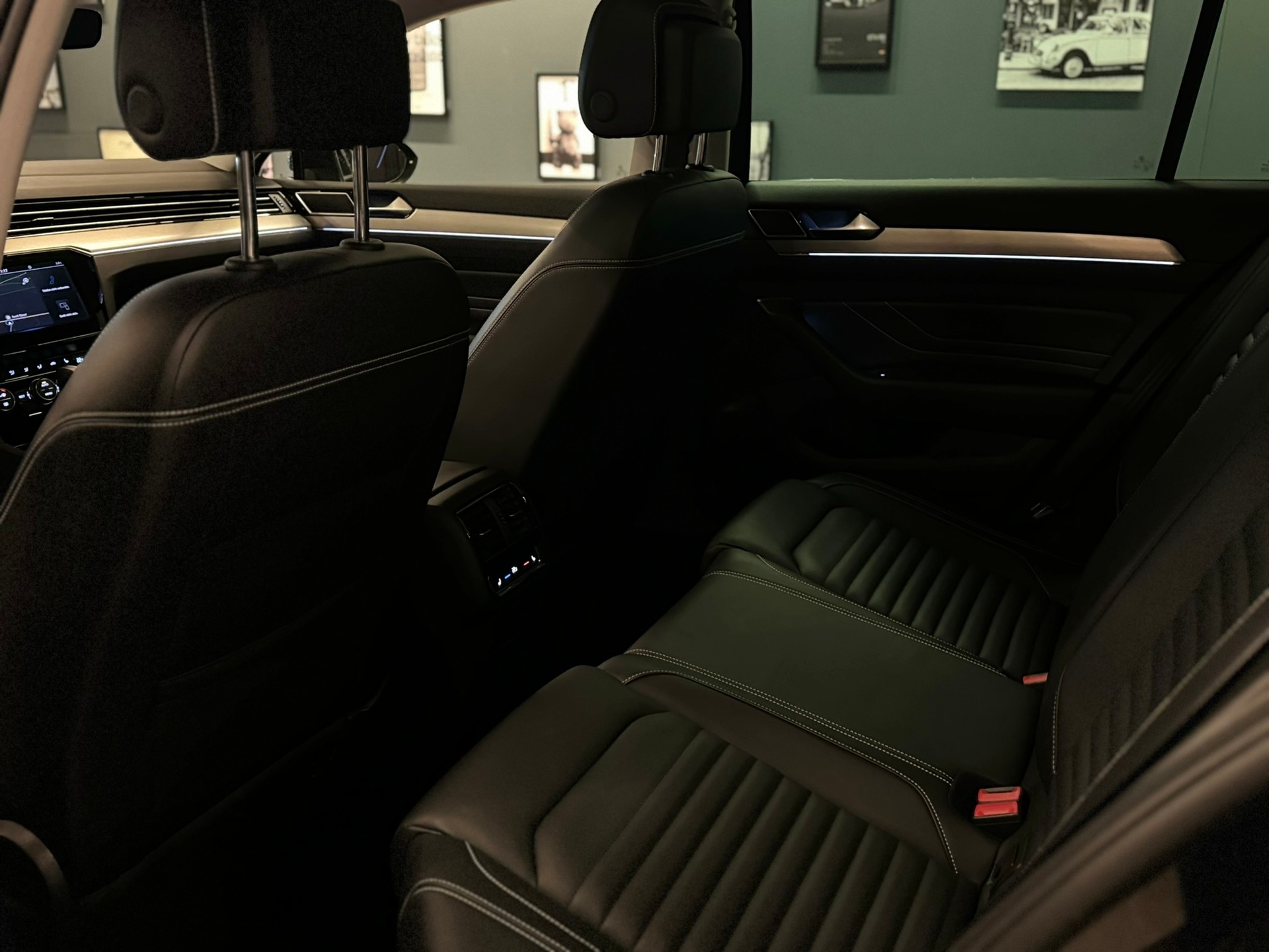 VW Passat Variant 2.0 TSI R-Line Edition 4Motion DSG-image-18
