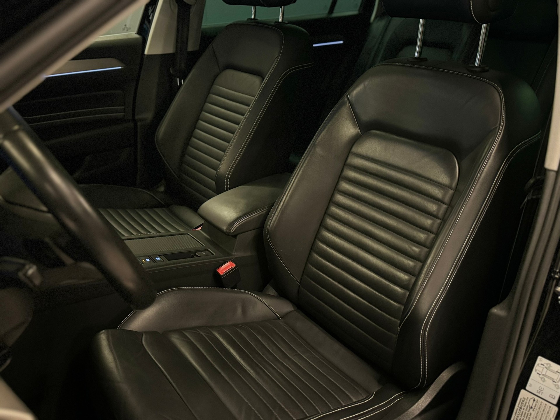 VW Passat Variant 2.0 TSI R-Line Edition 4Motion DSG-image-15
