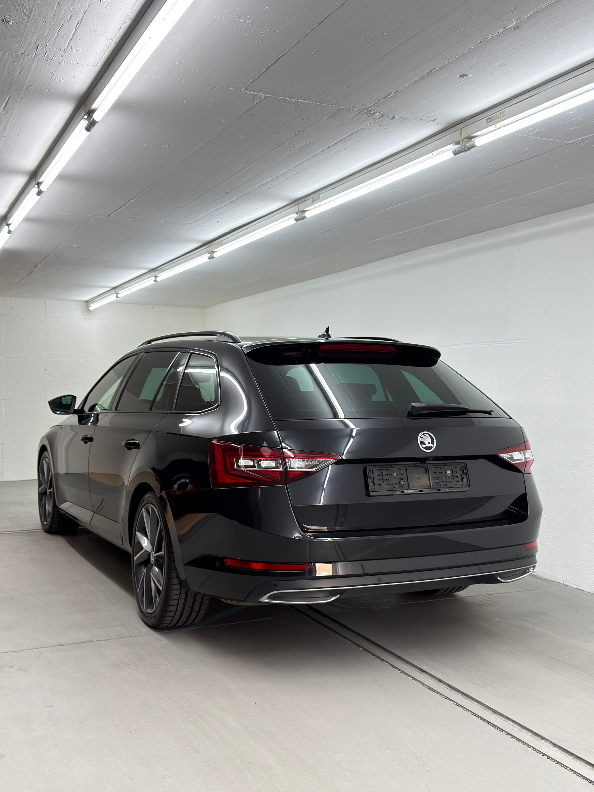 SKODA Superb Combi 2.0 TDi SportLine+ 4x4 DSG-showroom-element-3