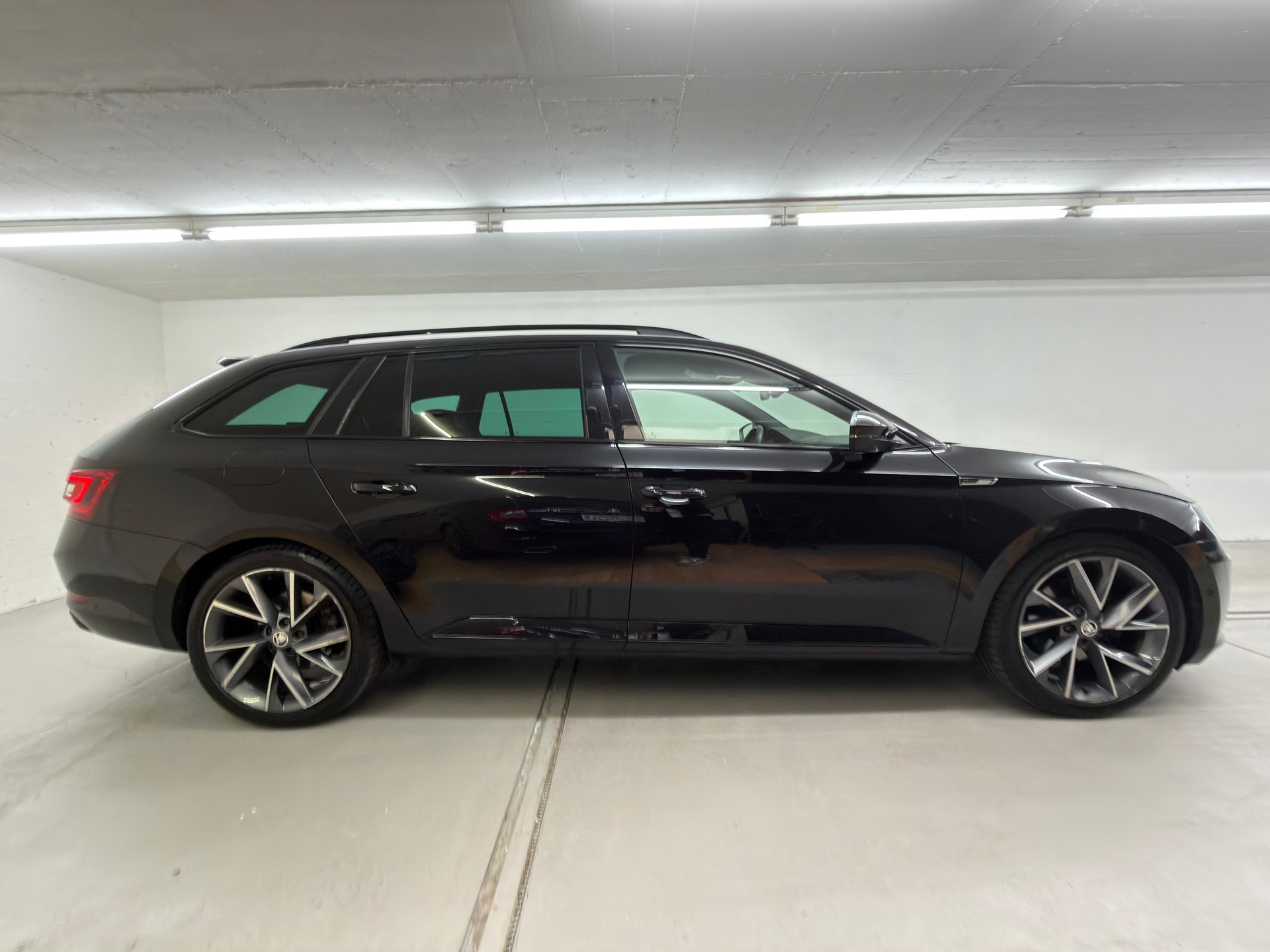 SKODA Superb Combi 2.0 TDi SportLine+ 4x4 DSG-showroom-element-2