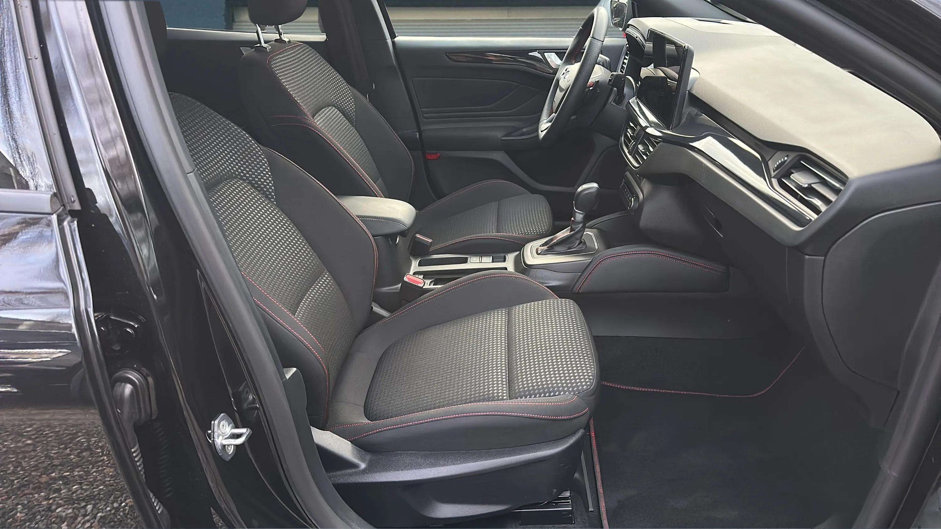 FORD Focus 1.0 MHEV ST-Line X Automat 155PS mit B&O Soundsystem + AHK-image-11