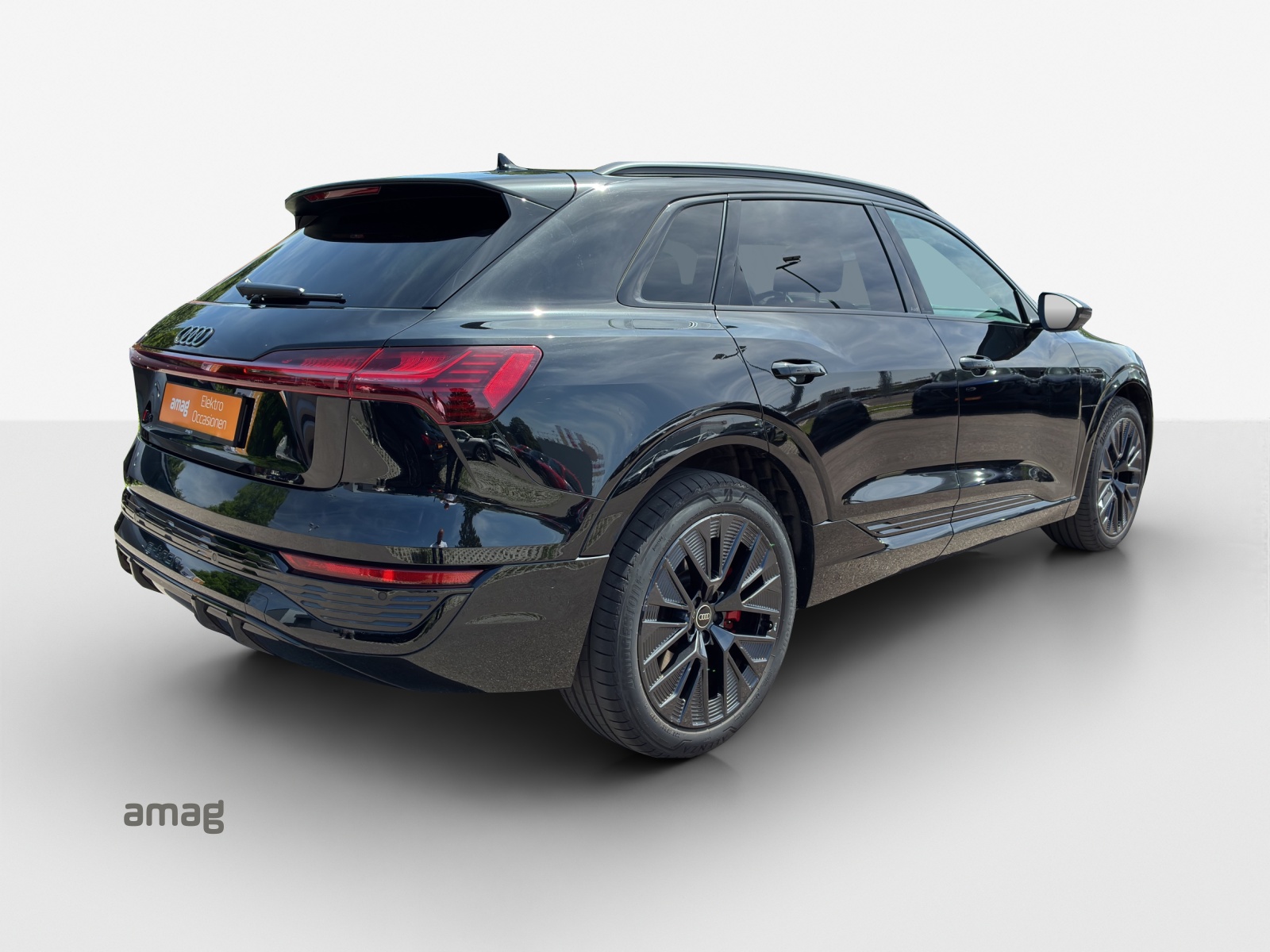AUDI Q8 55 e-tron Black Edition quattro-image-4