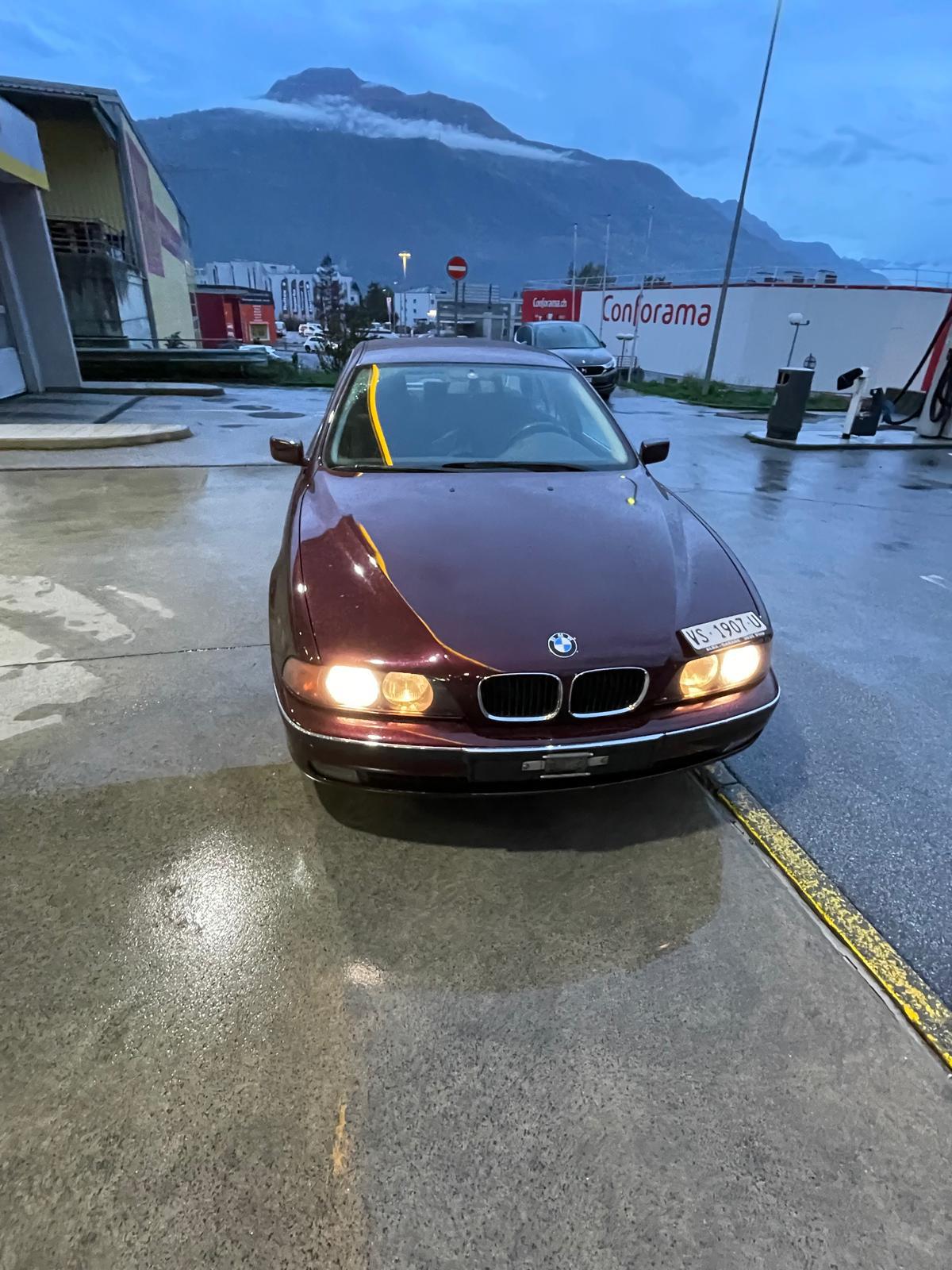 BMW 523i-image-9