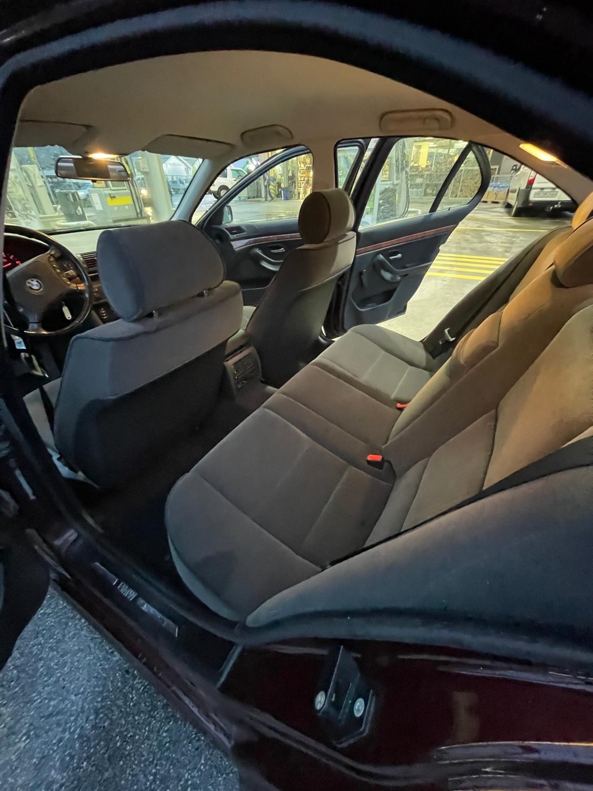 BMW 523i-image-6