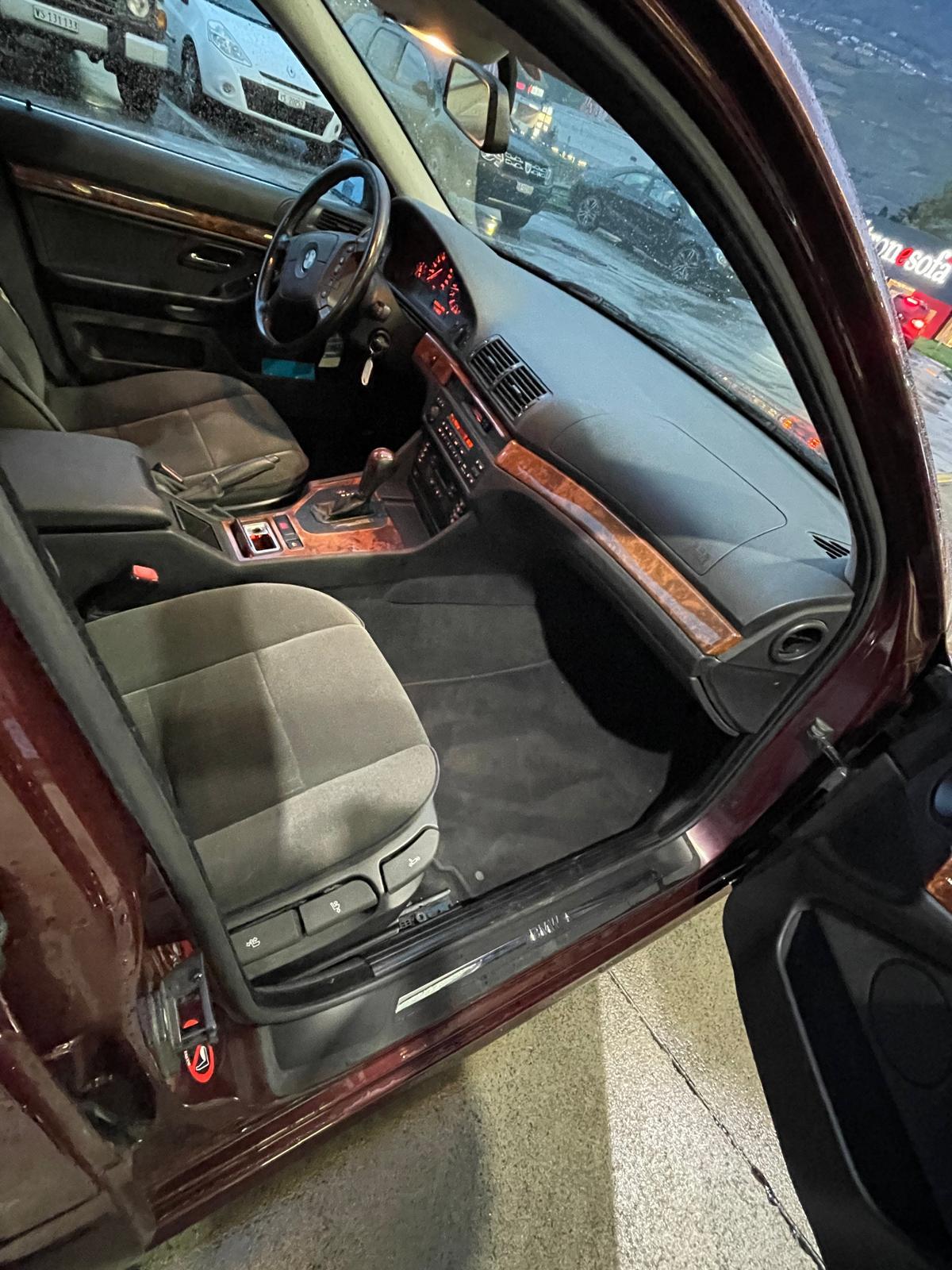 BMW 523i-image-12