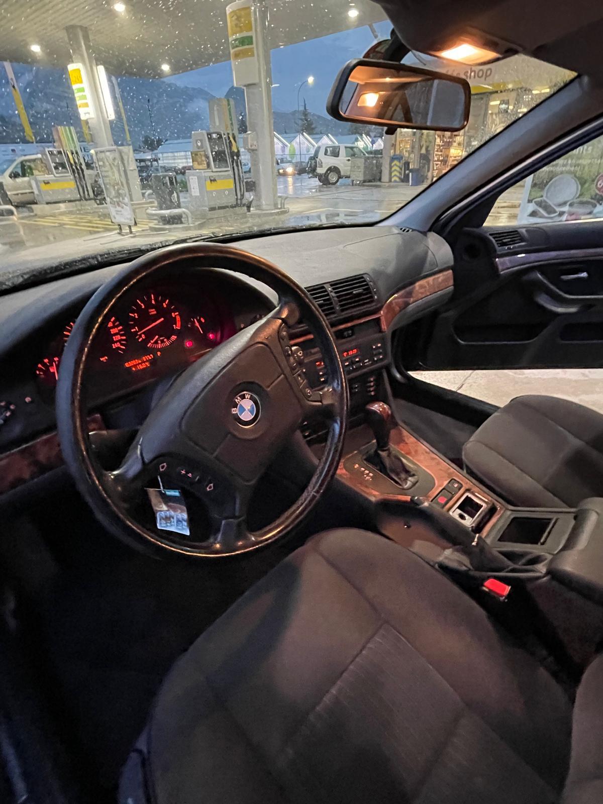 BMW 523i-image-14