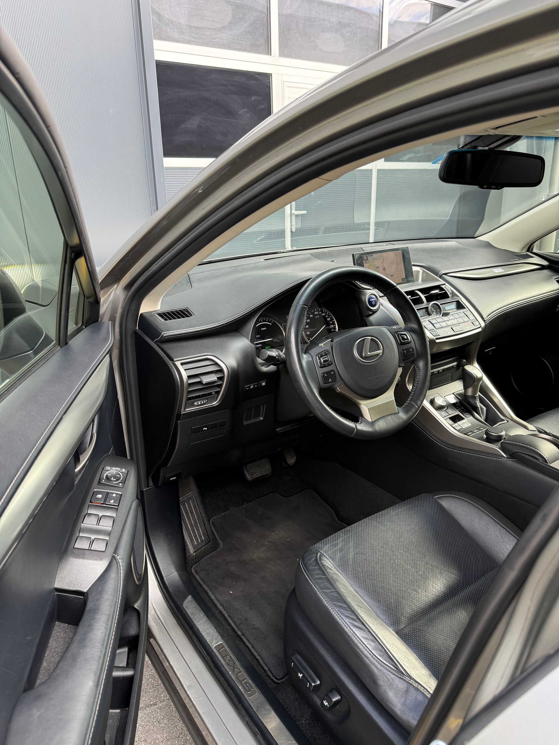 LEXUS NX 300h impression E-Four Automatic-image-12