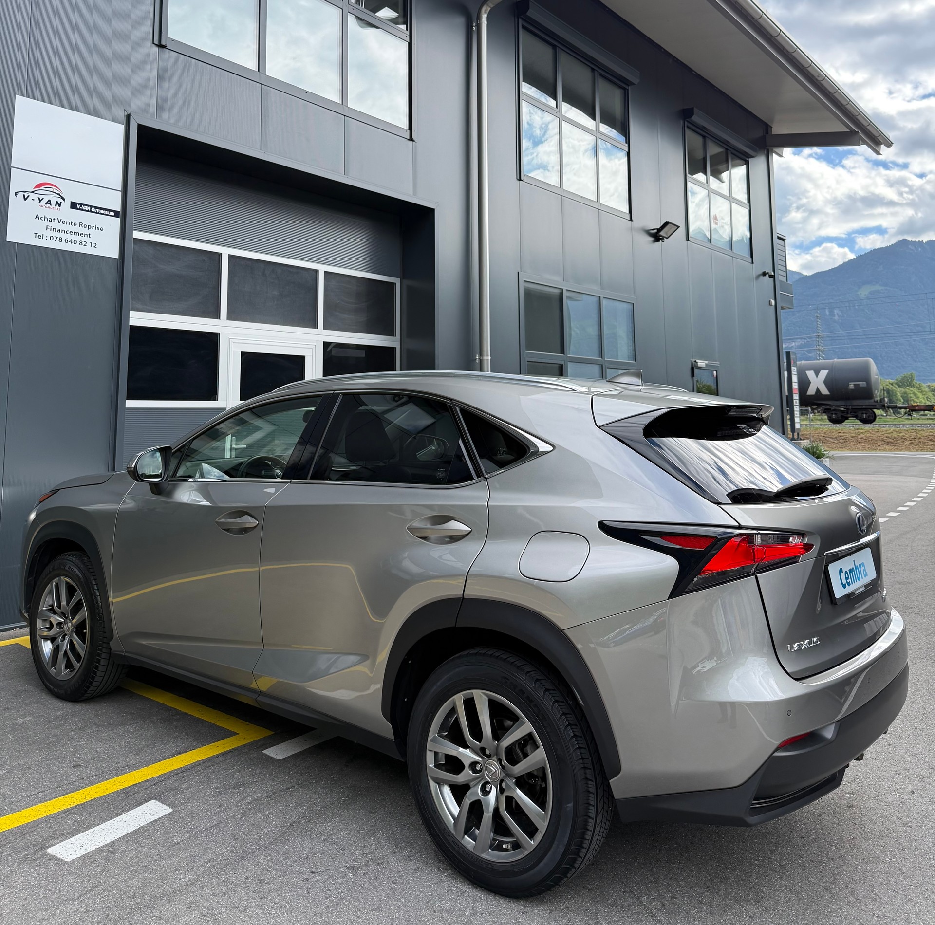 LEXUS NX 300h impression E-Four Automatic-image-4